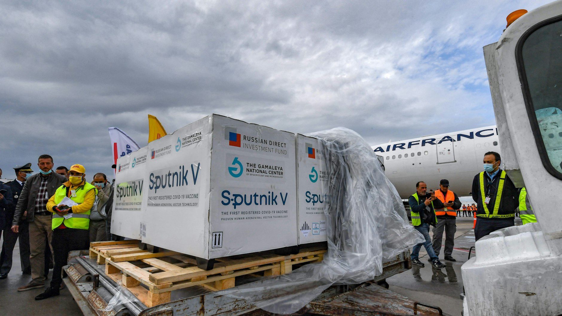 Ankunft von Sputnik-V-Impfdosen auf dem Flughafen von Tunis, der Hauptstadt Tunesiens, März 2021.