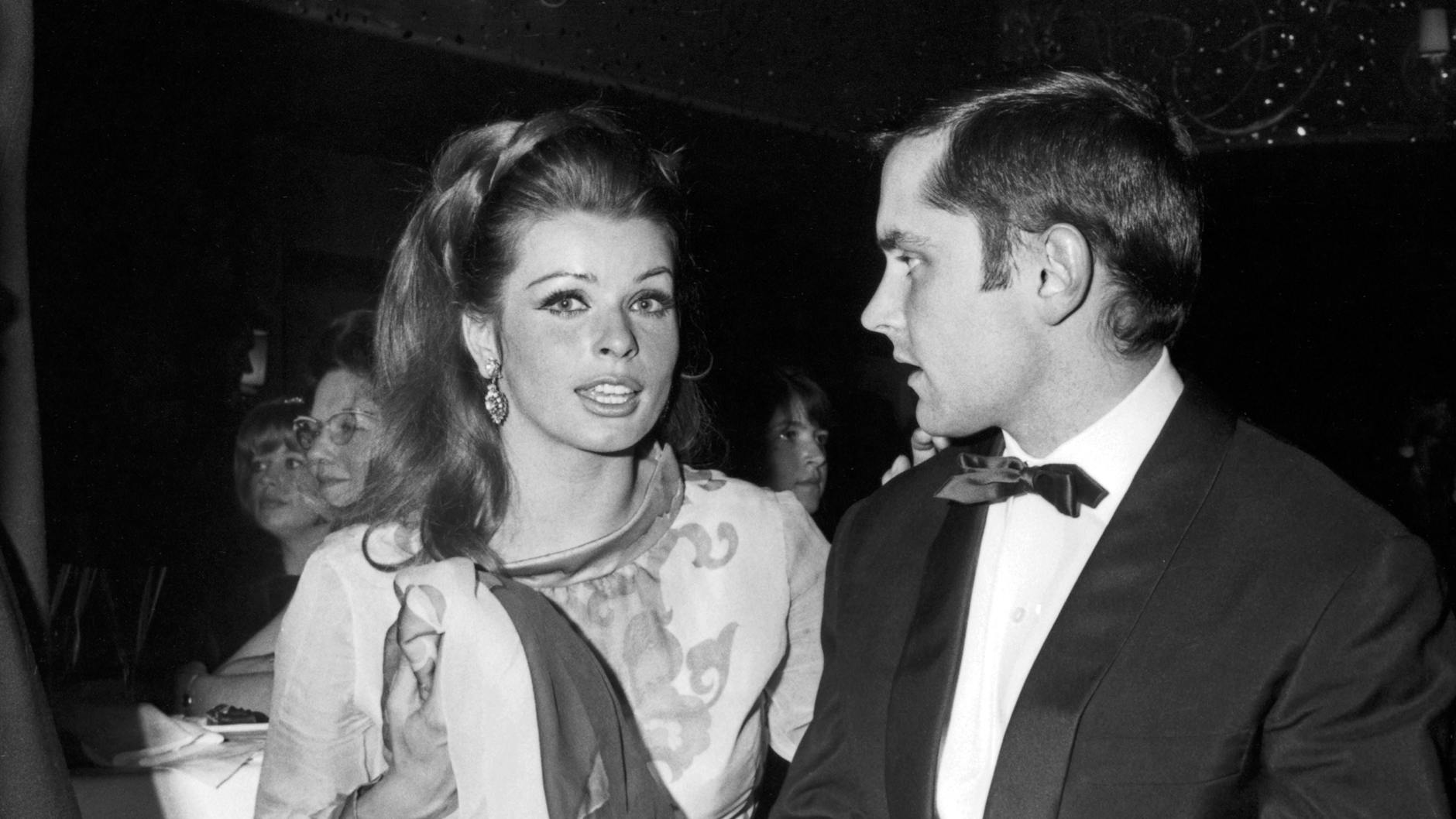 German Glamour anno 1967: das junge Ehepaar Senta Berger und Michael Verhoeven auf dem Burda Ball in München.