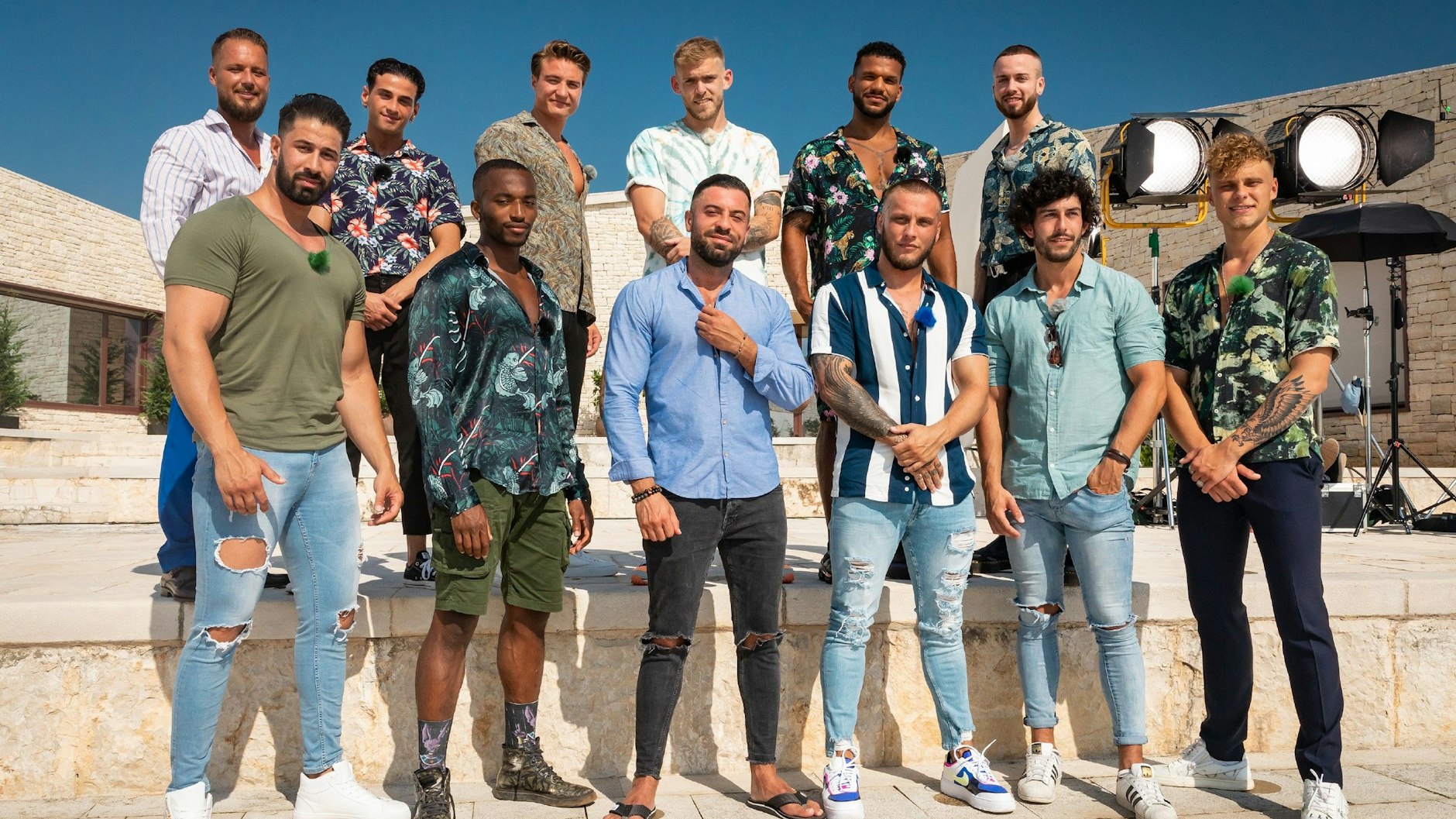 Die männlichen Versuchungen bei „Temptation Island“: Oben:&nbsp;Christoph, Pablo, Eric, Dennis, Andre und Tim (v.l.) Unten:&nbsp;Momo, Anthony, Mahmoud, Eugen, Patrick und Julius (v.l.)