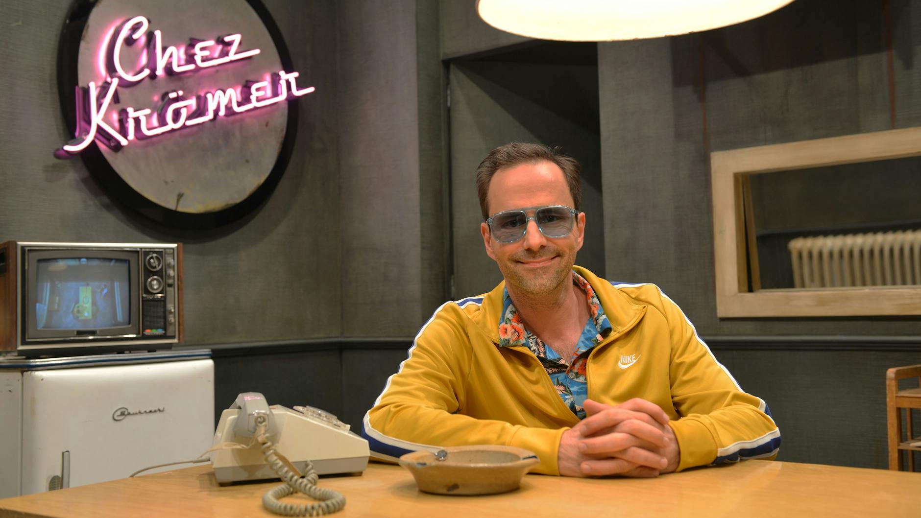 Fröhlich, oft mit einem bösen Scherz auf den Lippen, präsentiert Kurt Krömer seine TV-Show „Chez Krömer“. Nun wird es zum ersten Mal in dieser Sendung bitterernst.