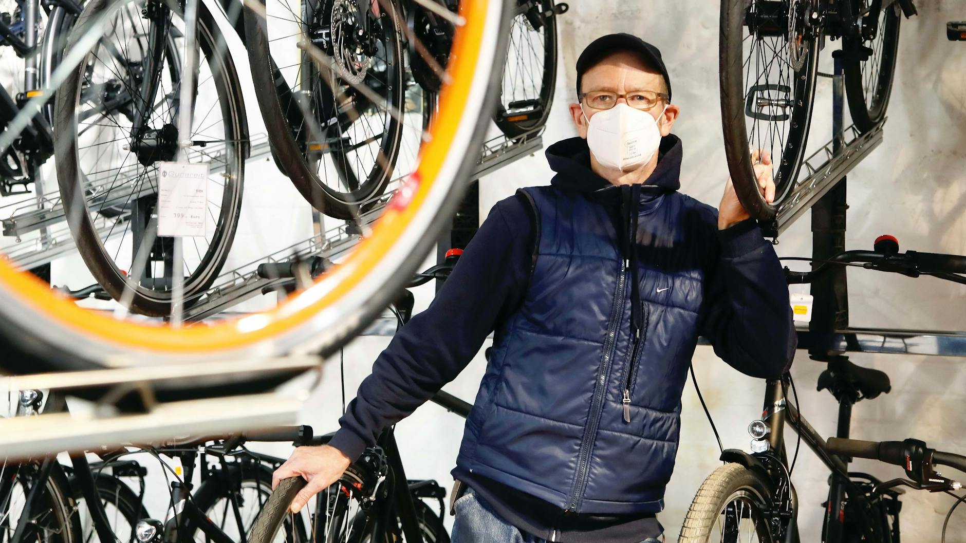 Noch genügend Räder vorhanden: Thomas Heppner von Zentralrad Berlin, seit 1991 in der Oranienstraße.