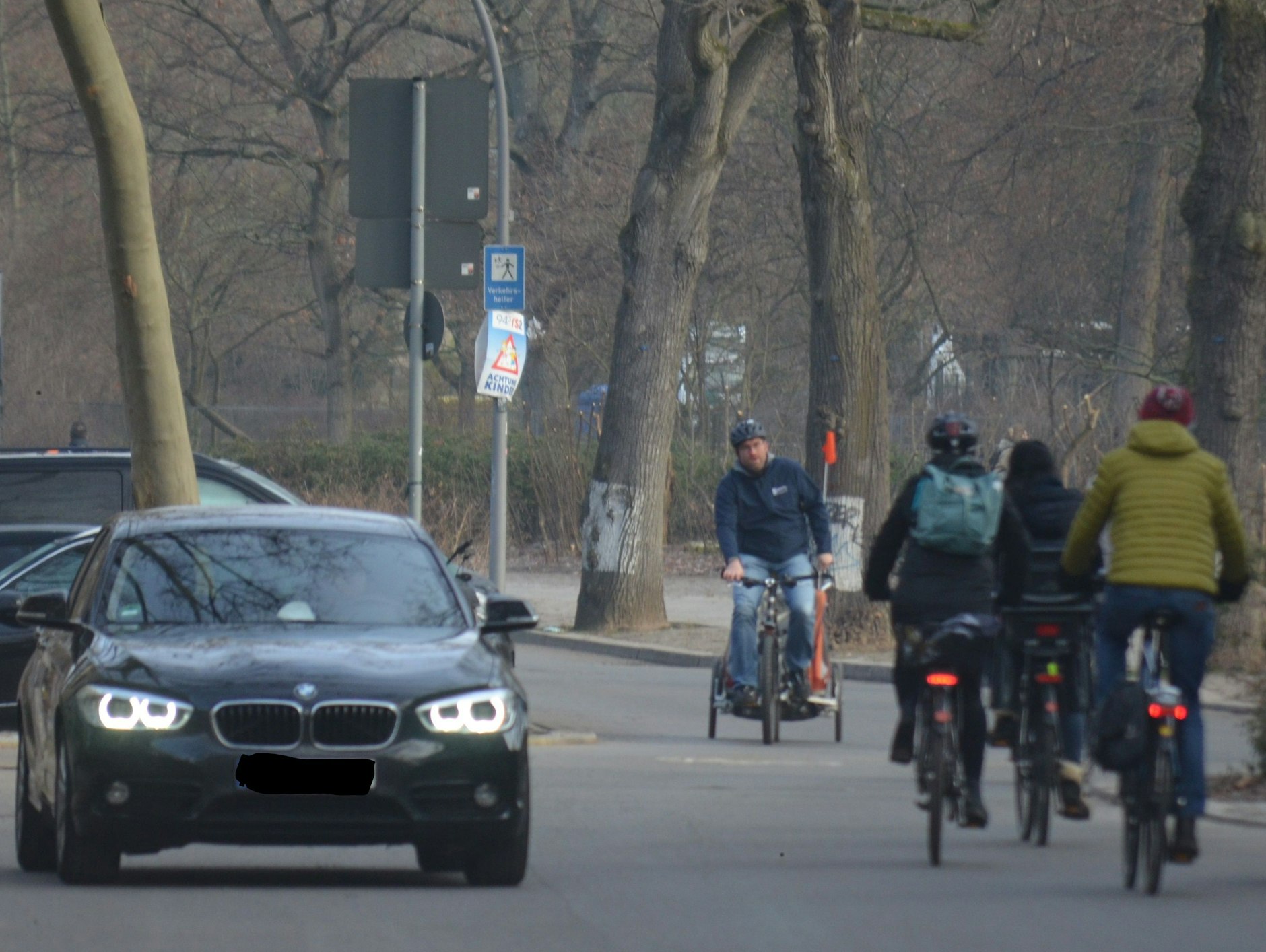 Morgendliches Gedrängel auf der Prinzregentenstraße, weil auch Autofahrer die Fahrradstraße nutzen.