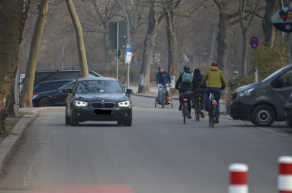 Morgendliches Gedrängel auf der Prinzregentenstraße, weil auch Autofahrer die Fahrradstraße nutzen.