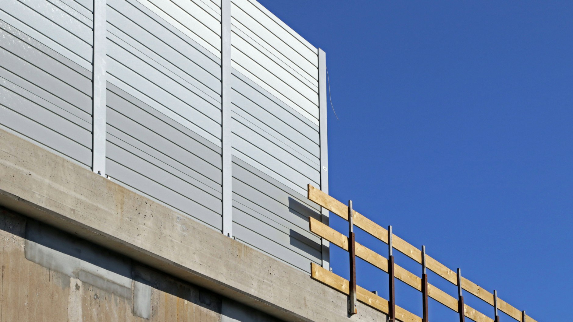 Nicht immer schön. Aber nützlich. Und wichtig für die Anwohner: Lärmschutzwand an der A44.