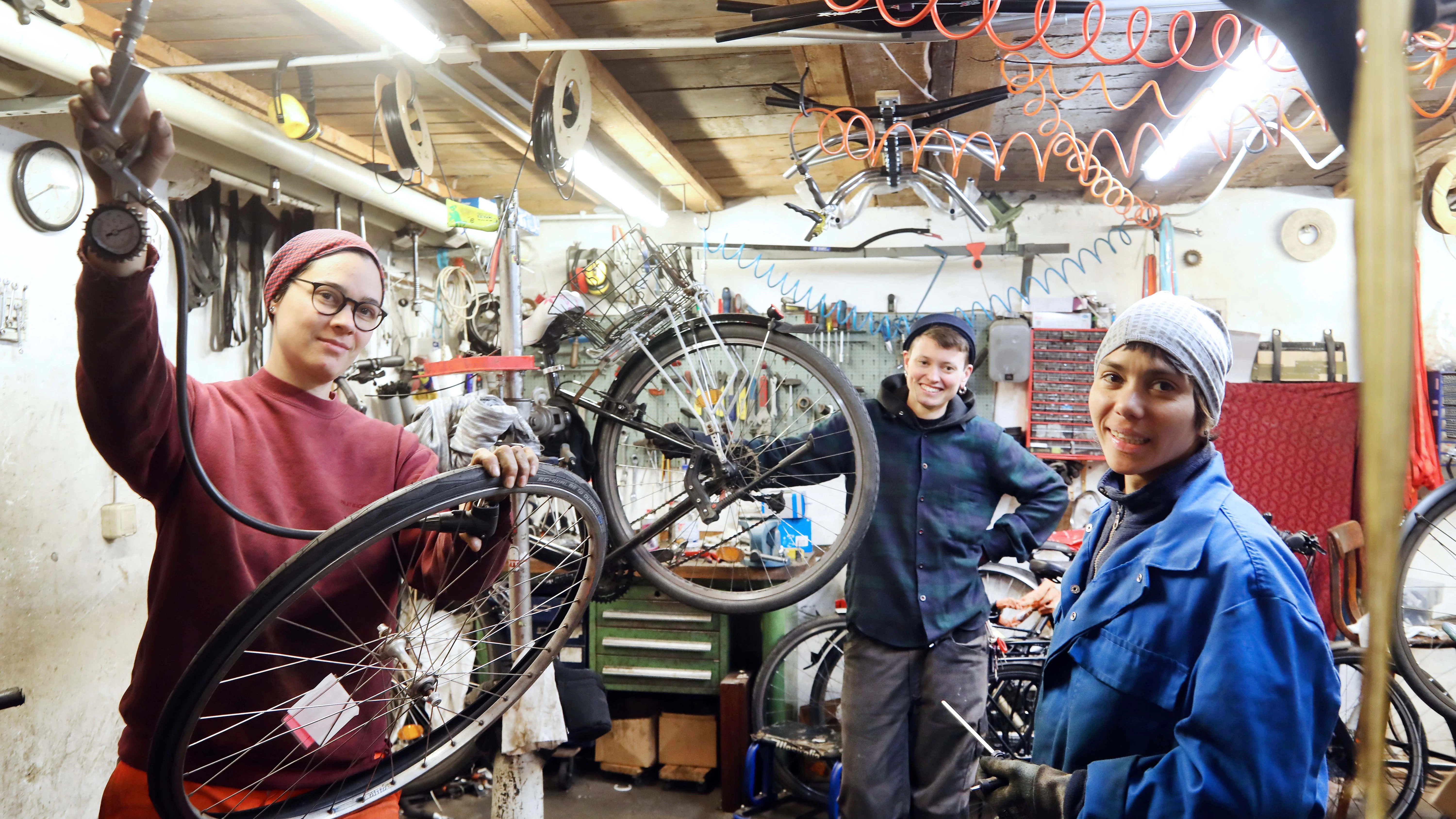 Viel zu tun in der Werkstatt: Anne (l.), Charlie (M.) und Mishiko vom Kollektiv Fahrrad-Kultouren in Kreuzberg.