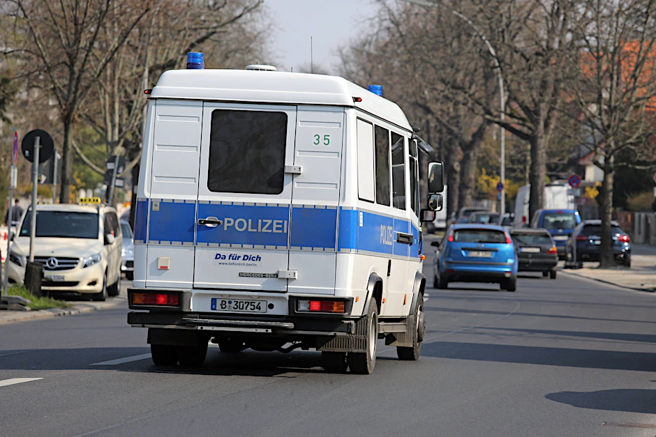 Ein Mannschaftswagen der Berliner Polizei fährt zu einem Einsatz (Symbolbild).