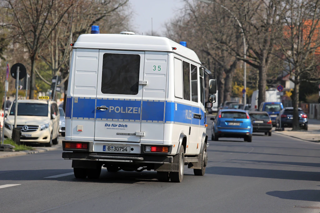 Wedding: Zweijähriger und Mutter von Polizeiwagen erfasst