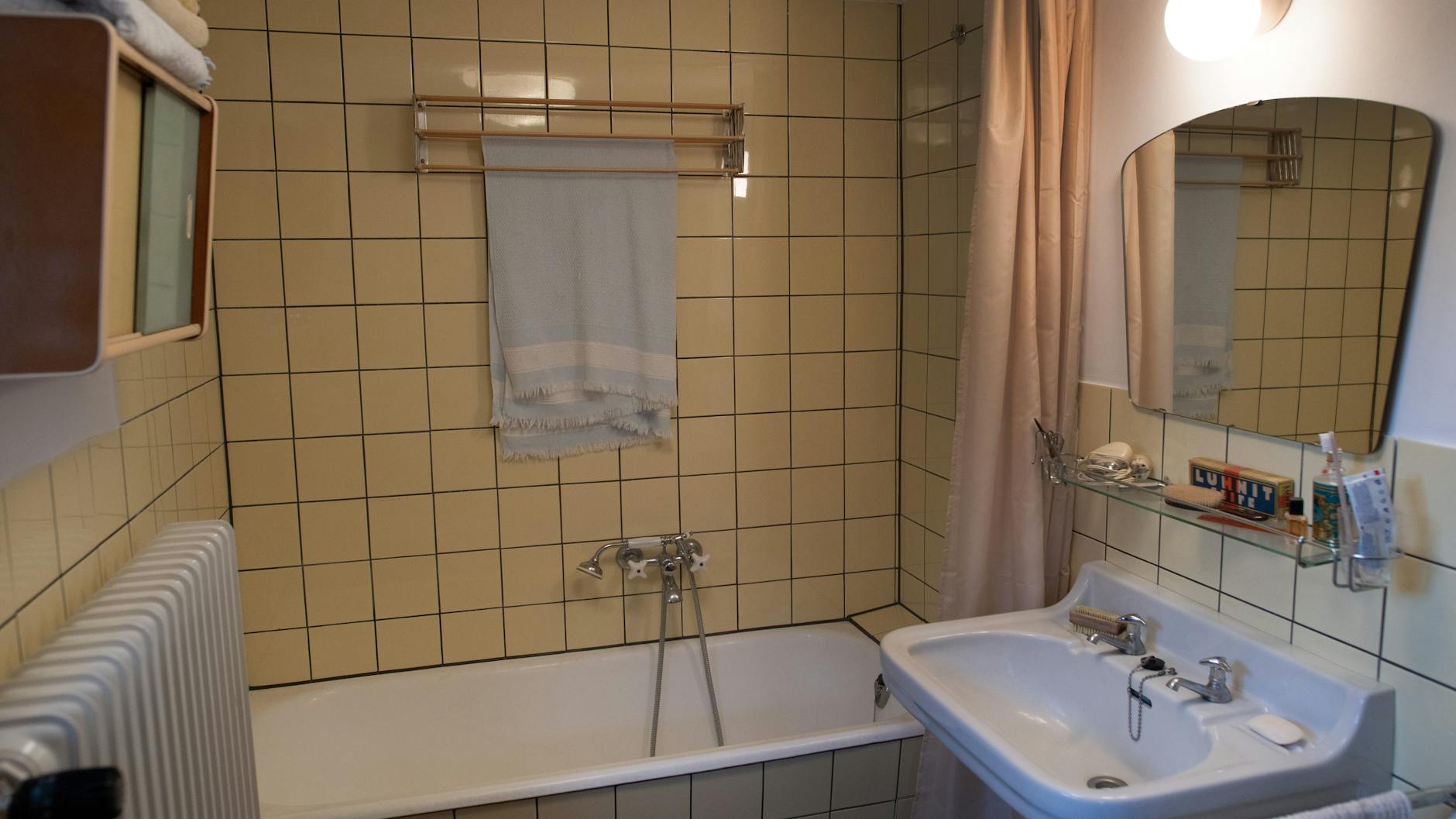 Das Badezimmer wäre vielen nicht modern genug - Kevin Nikodem gefällt's!