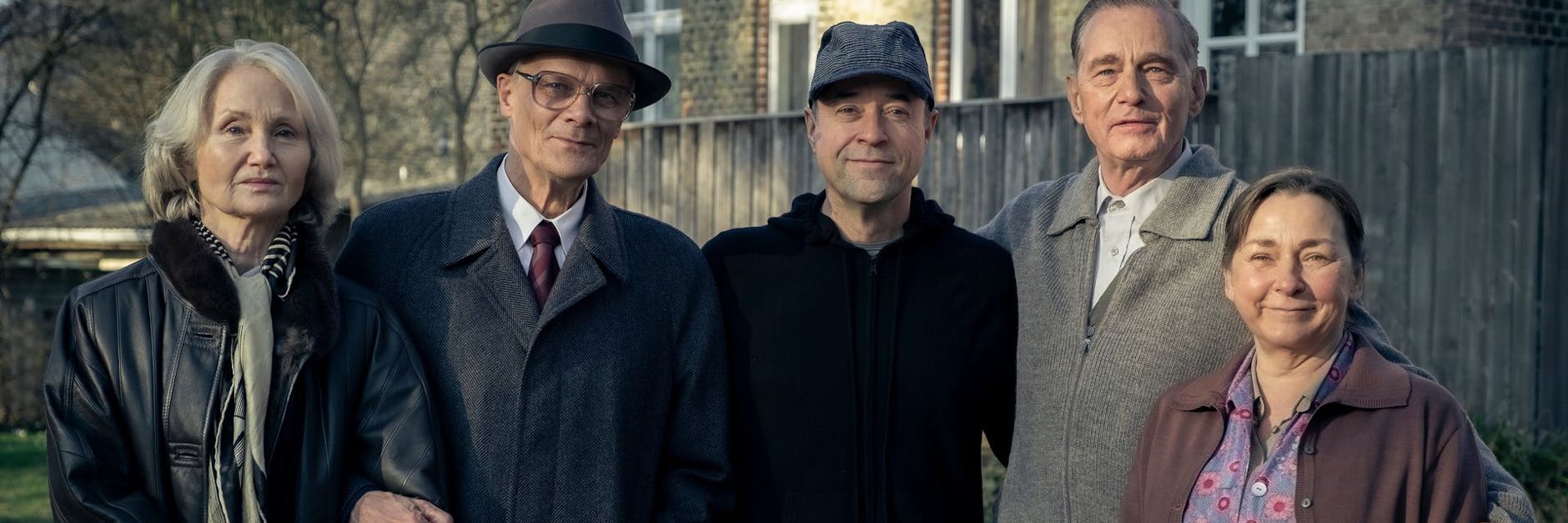 Jan Josef Liefers mit seinen Hauptdarstellern: Links von ihm sind Barbara Schnitzler und Edgar Selge als Margot und Erich Honecker zu sehen. Rechts neben Liefers stehen Hans-Uwe Bauer und Steffi Kühnert als Pastoren-Ehepaar Holmer.