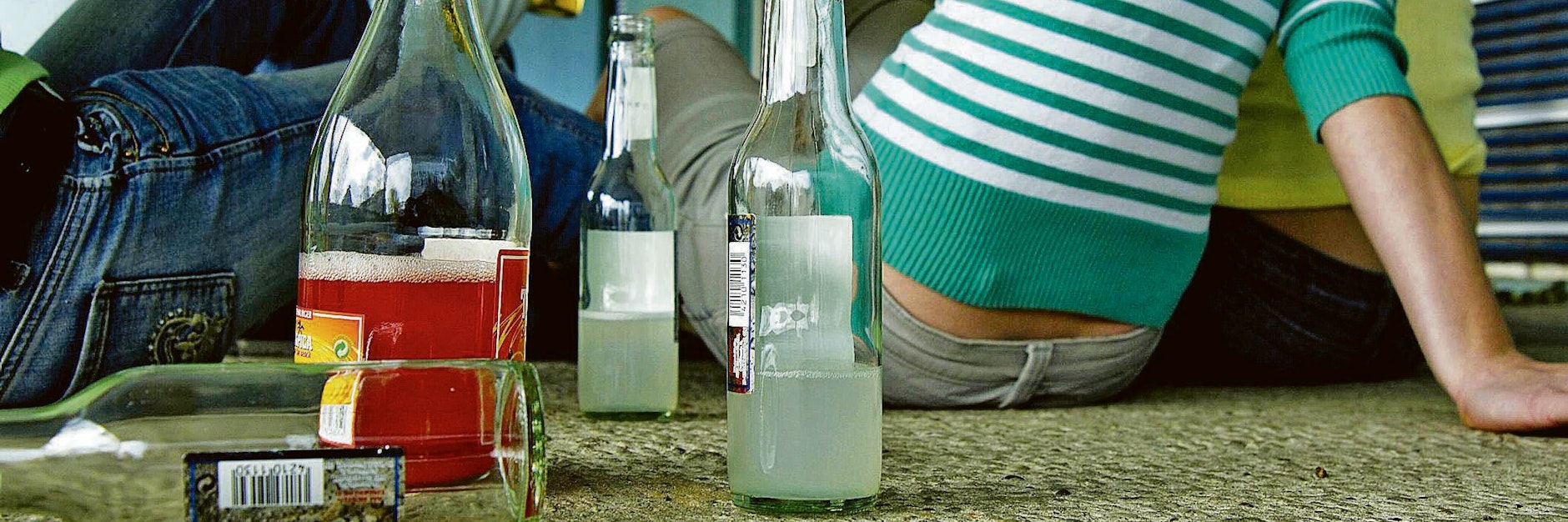 Eine Mädchenclique frönt dem Alkohol (Symbolbild).