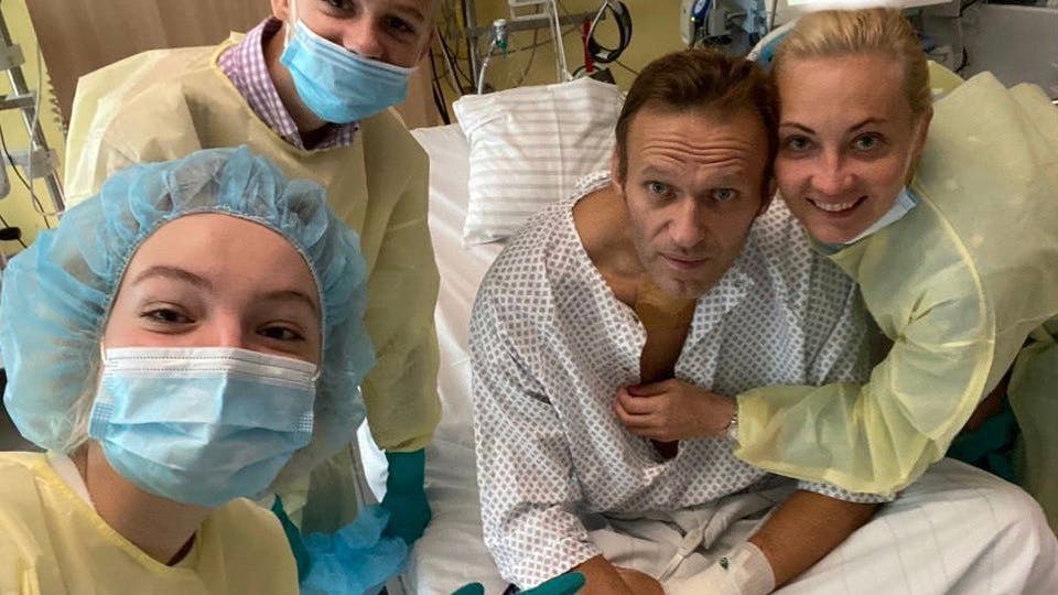 Daria Nawalny, ihr Bruder Zahar, ihr Vater, der russische Kremlkritiker Alexej Nawalny und seine Frau Julia (v. l. n. r.) machen ein Selfie am Krankenbett in der Charité am 15. September 2020.