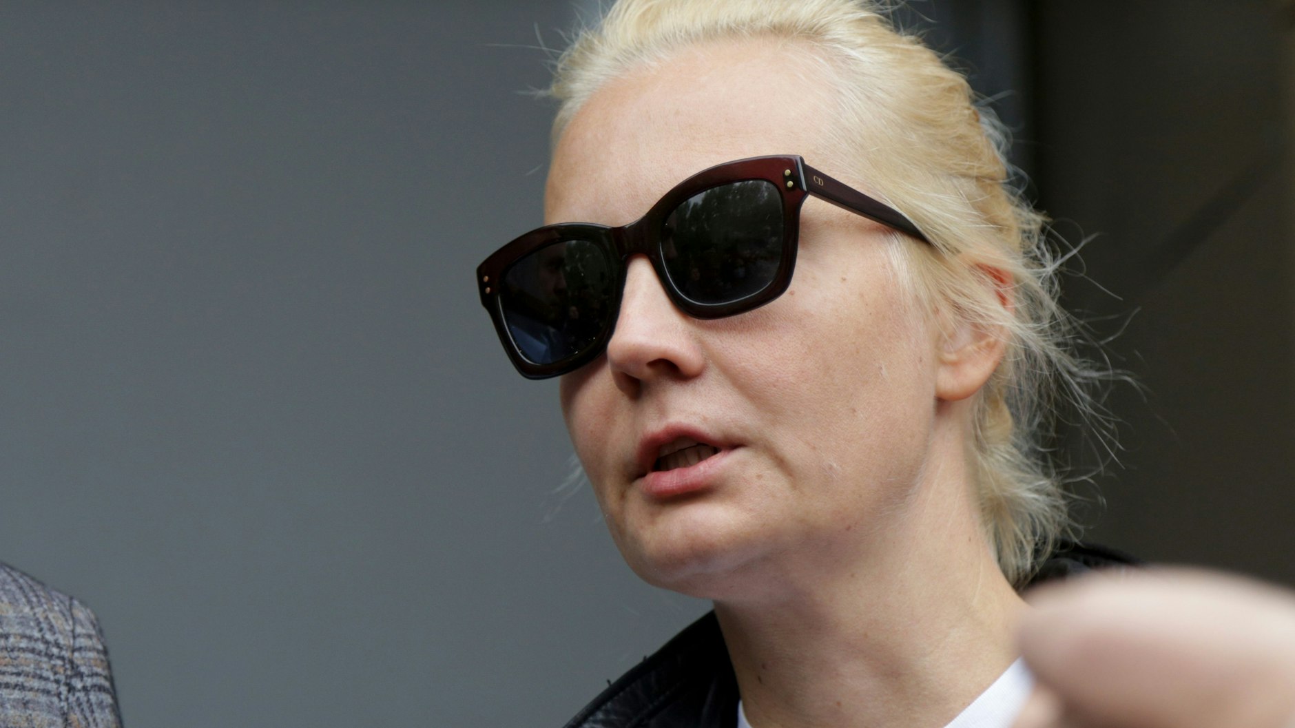 Julia Nawalnaja am 21. August 2020 im Gespräch mit Journalisten vor dem Ambulanzkrankenhaus Nr. 1 in Omsk, auf dessen Intensivstation der Oppositionspolitiker Nawalny behandelt wurde. 