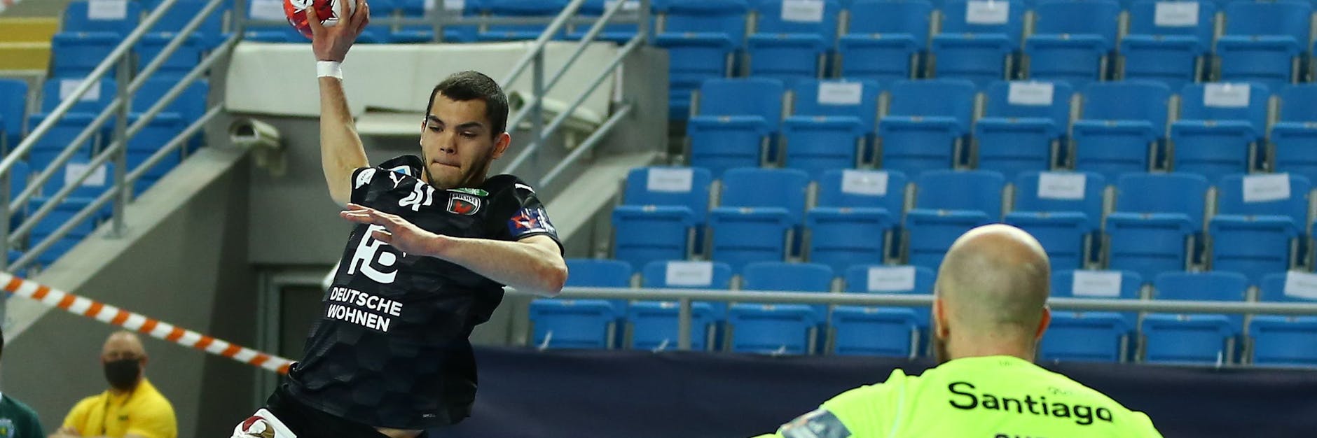 Füchse-Linksaußen Tim Matthes guckt Sporting-Torwart Aljosa Cudic in Gedanken aus ...