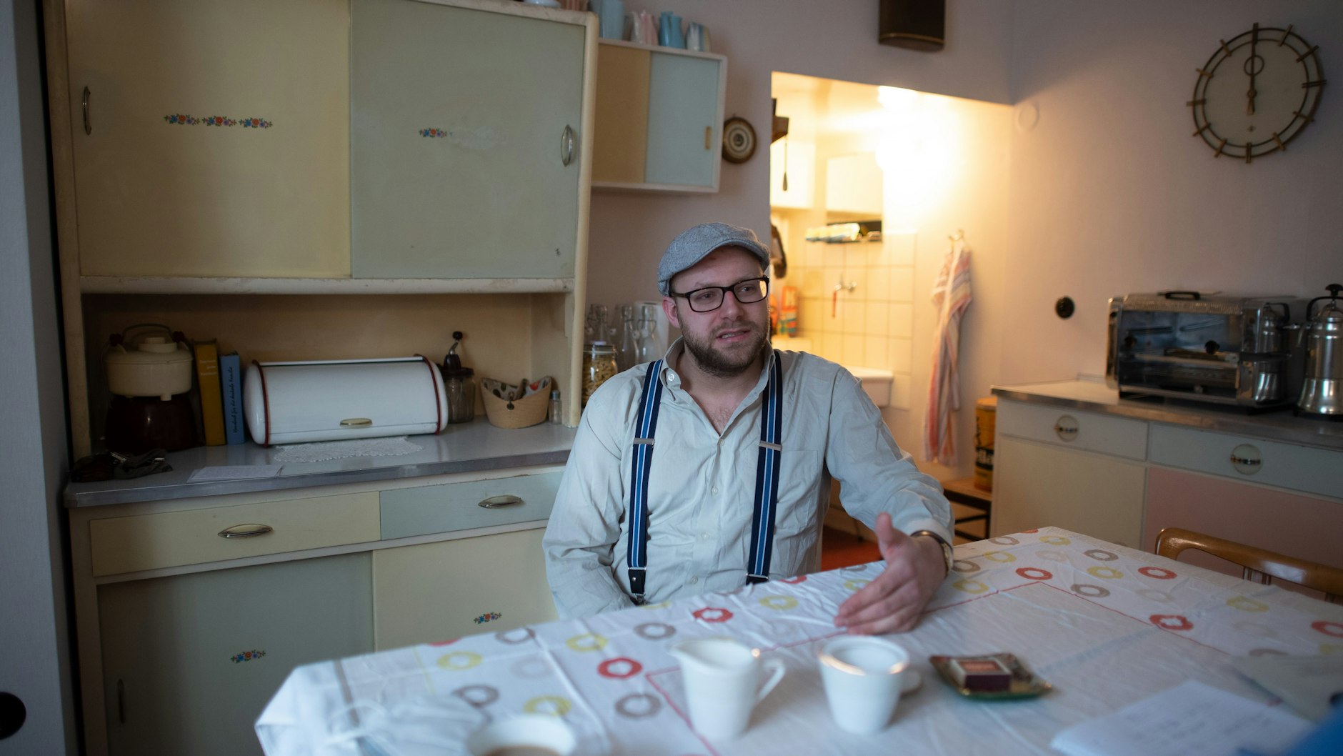 Auch seine Küche sieht aus wie aus längst vergangenen Zeiten.