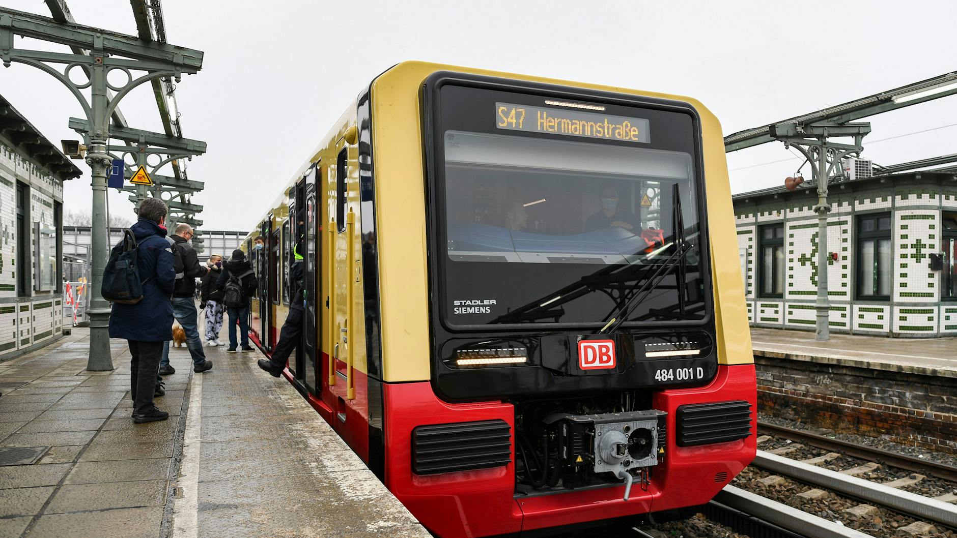 Ein S-Bahn-Zug der Baureihe 483/484 im Bahnhof Schöneweide. Die nächste S-Bahn-Generation wird von Siemens und Stadler gebaut. Wer die übernächste Generation liefert, ist noch ungewiss.