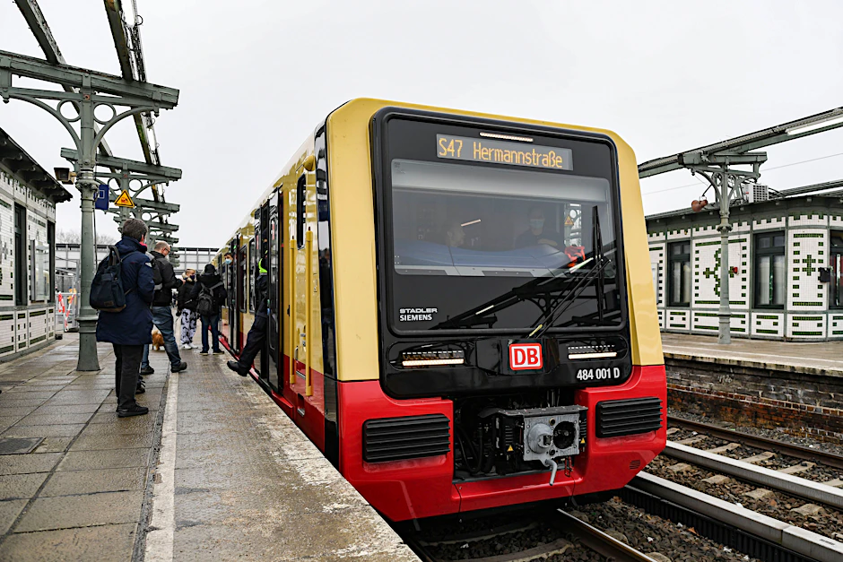 Ein S-Bahn-Zug der Baureihe 483/484 im Bahnhof Schöneweide. Die nächste S-Bahn-Generation wird von Siemens und Stadler gebaut. Wer die übernächste Generation liefert, ist noch ungewiss.