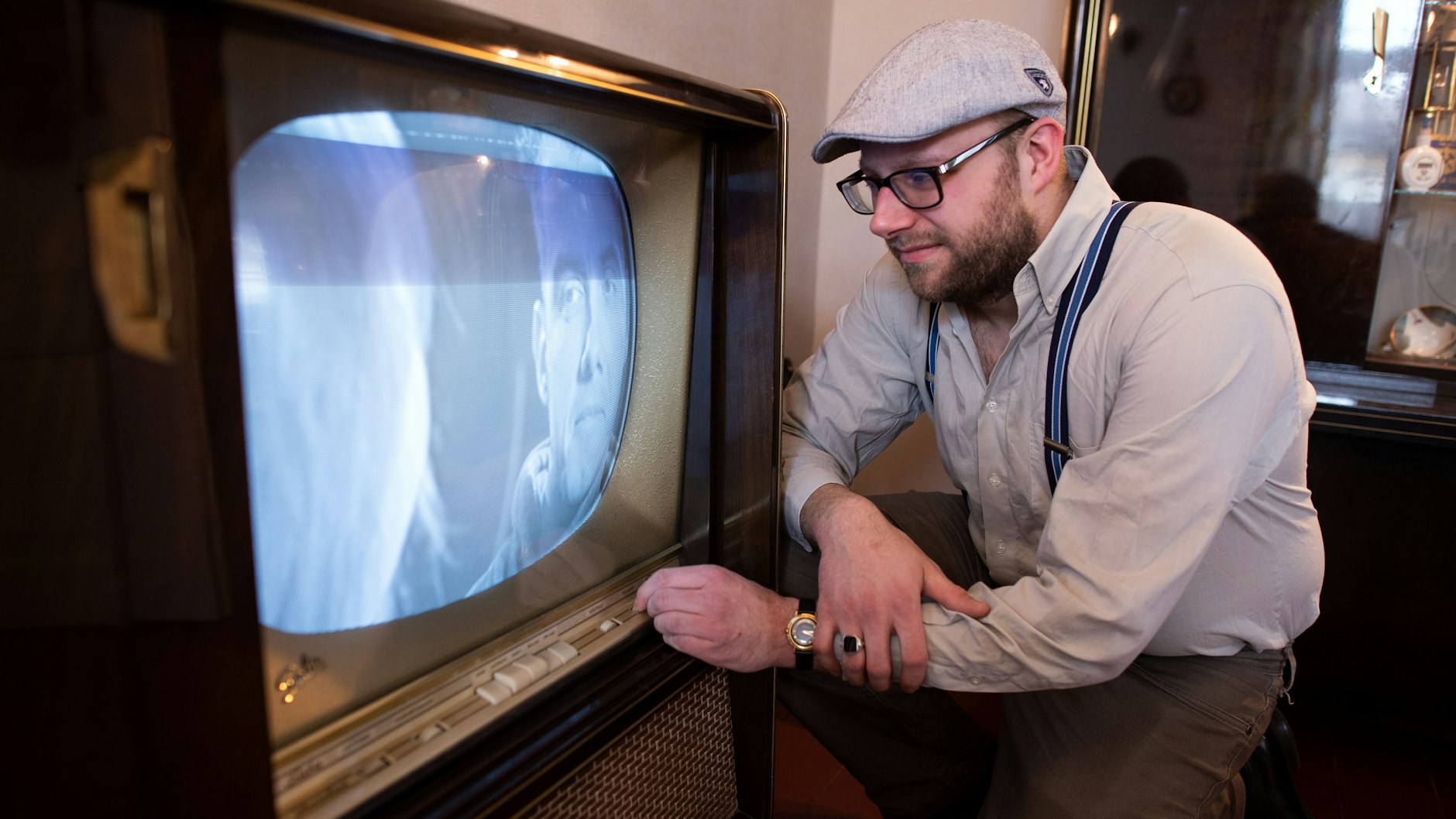 Kevin Nikodem bedient einen Fernseher aus den 50er Jahren in seinem Haus.&nbsp;