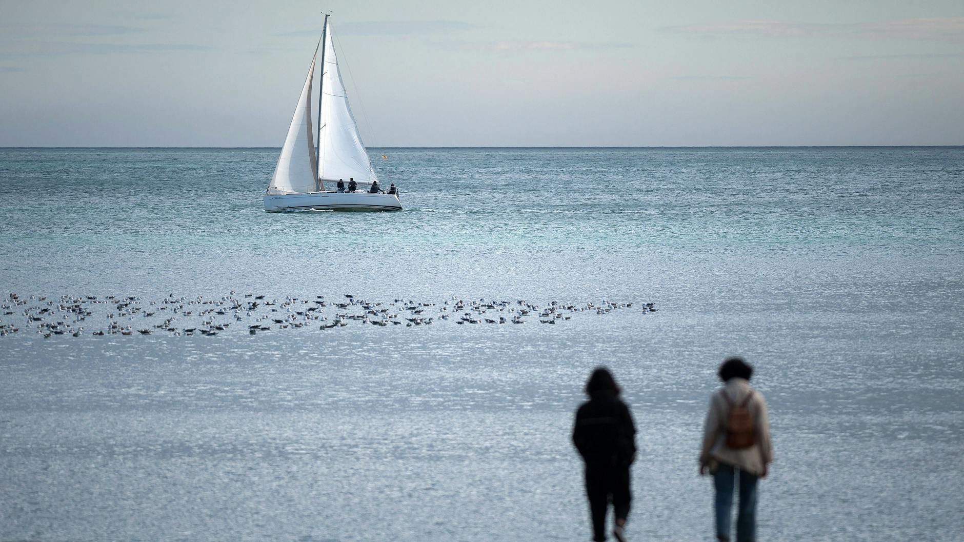 Der Blick aufs Meer, das „Warten auf Wind“, hilft dem Mädchen in Oskar Kroons Buch.