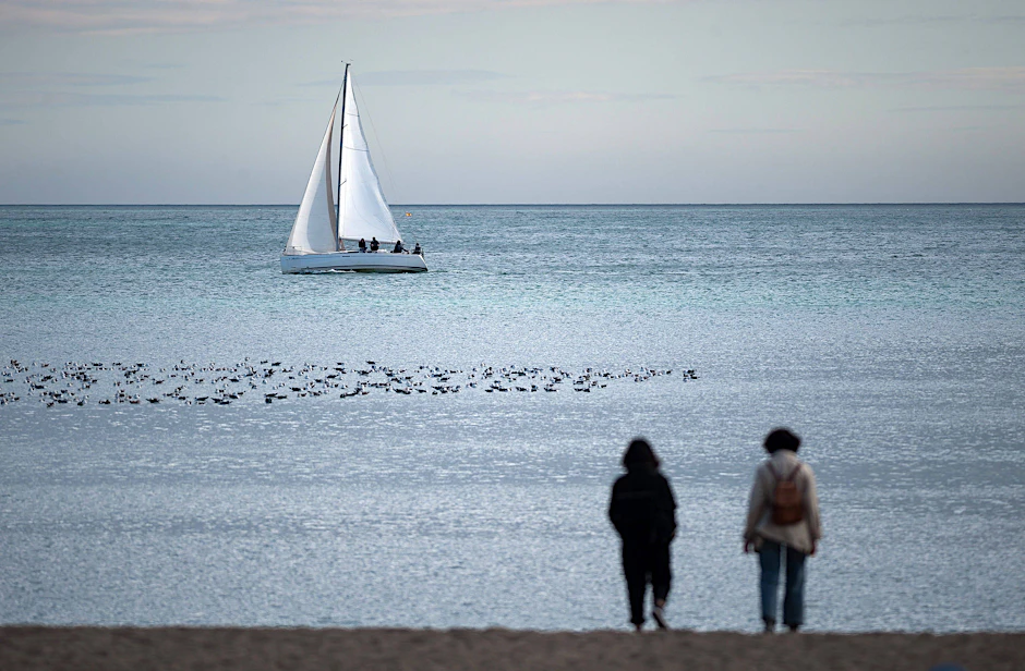 Der Blick aufs Meer, das „Warten auf Wind“, hilft dem Mädchen in Oskar Kroons Buch.