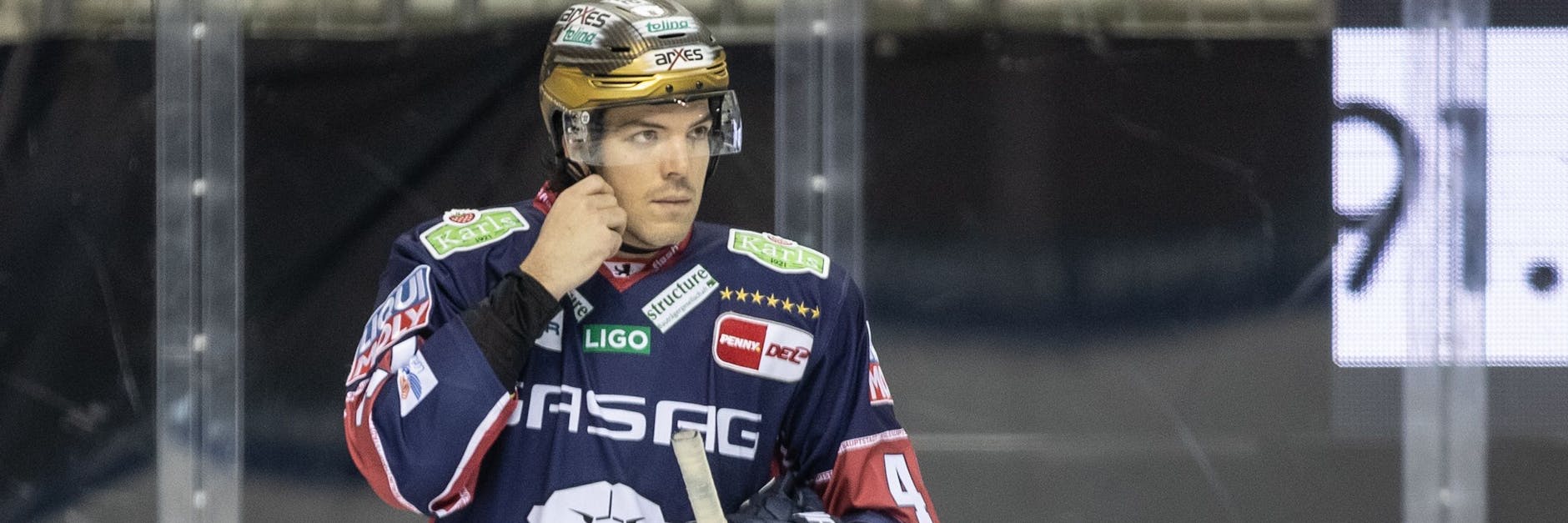 Simon Després richtet noch mal den Helm, dann geht's los: Der Kanadier kann die Eisbären verstärken.
