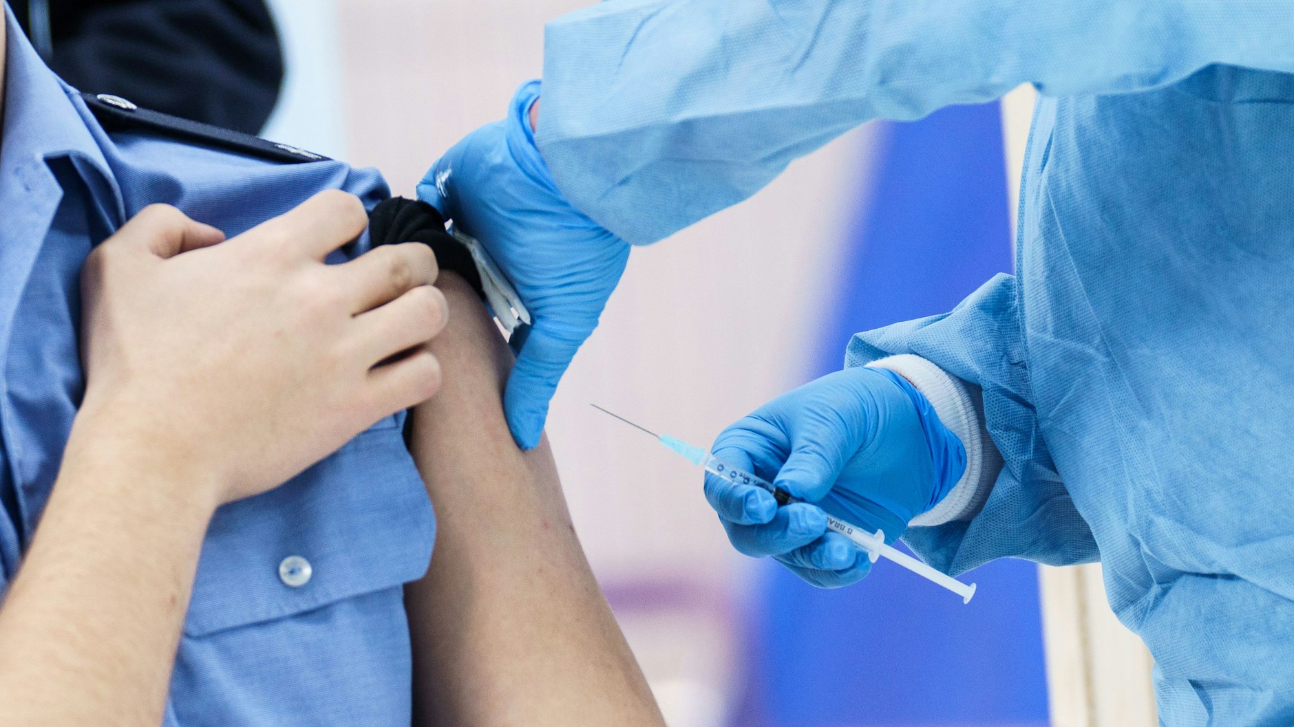 Aufgenommen in Mainz: Ein Polizeibeamter wird mit dem Corona-Impfstoff von Astrazeneca geimpft.&nbsp;