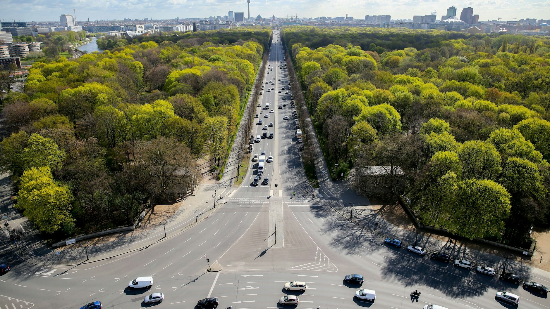 Blick von der Berliner Siegessäule auf den Tiergarten. 