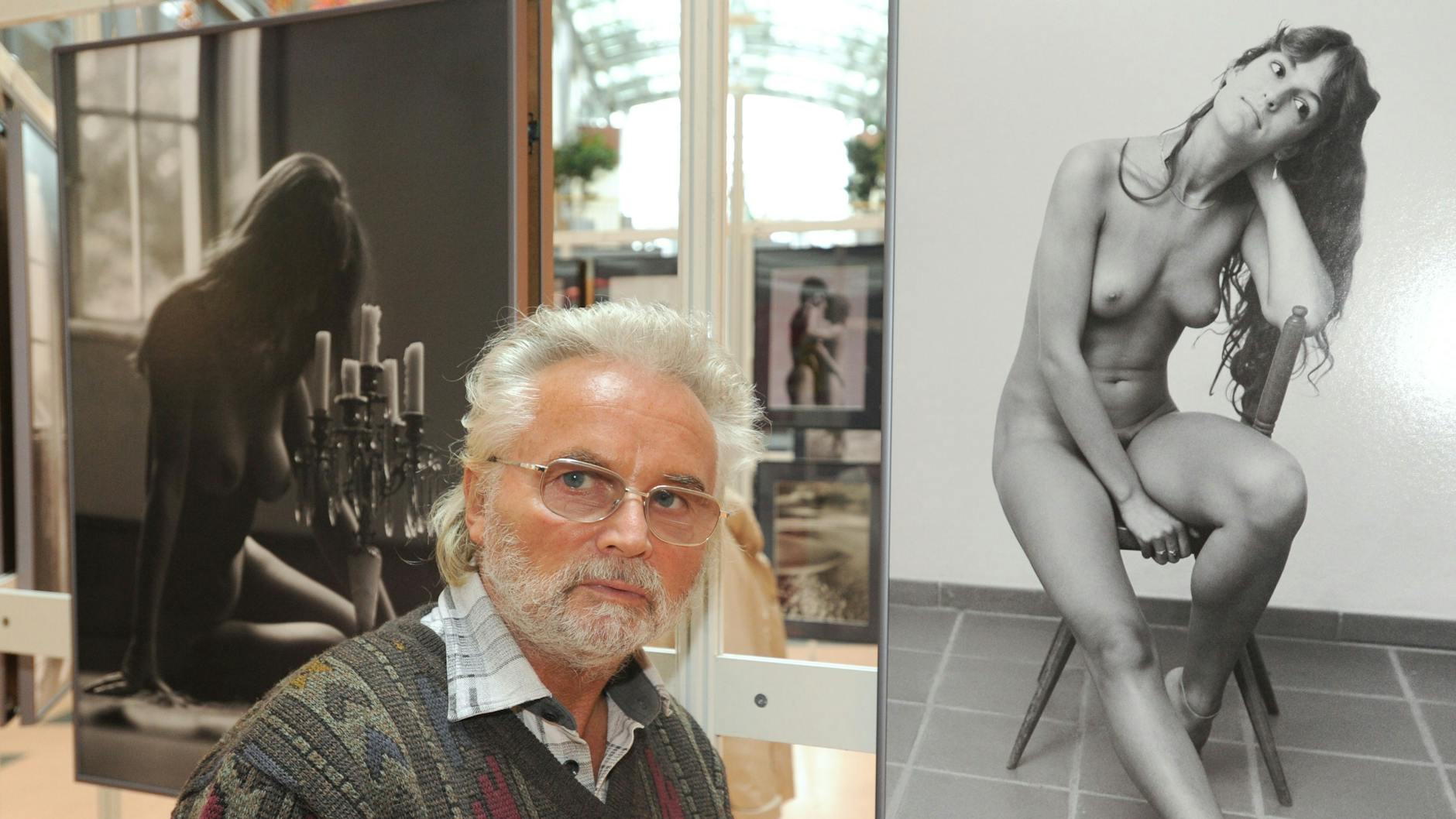 Der ostdeutsche Aktfotograf Klaus Ender in einer Neuauflage seiner Fotoausstellung „Akt und Landschaft“ in Stralsund.