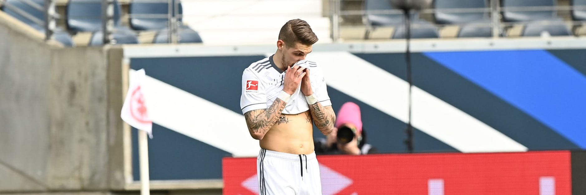 Wenn man sich ein Loch im Erdboden wünscht, um darin zu verschwinden: Robert Andrich ärgert sich über sein Eigentor.