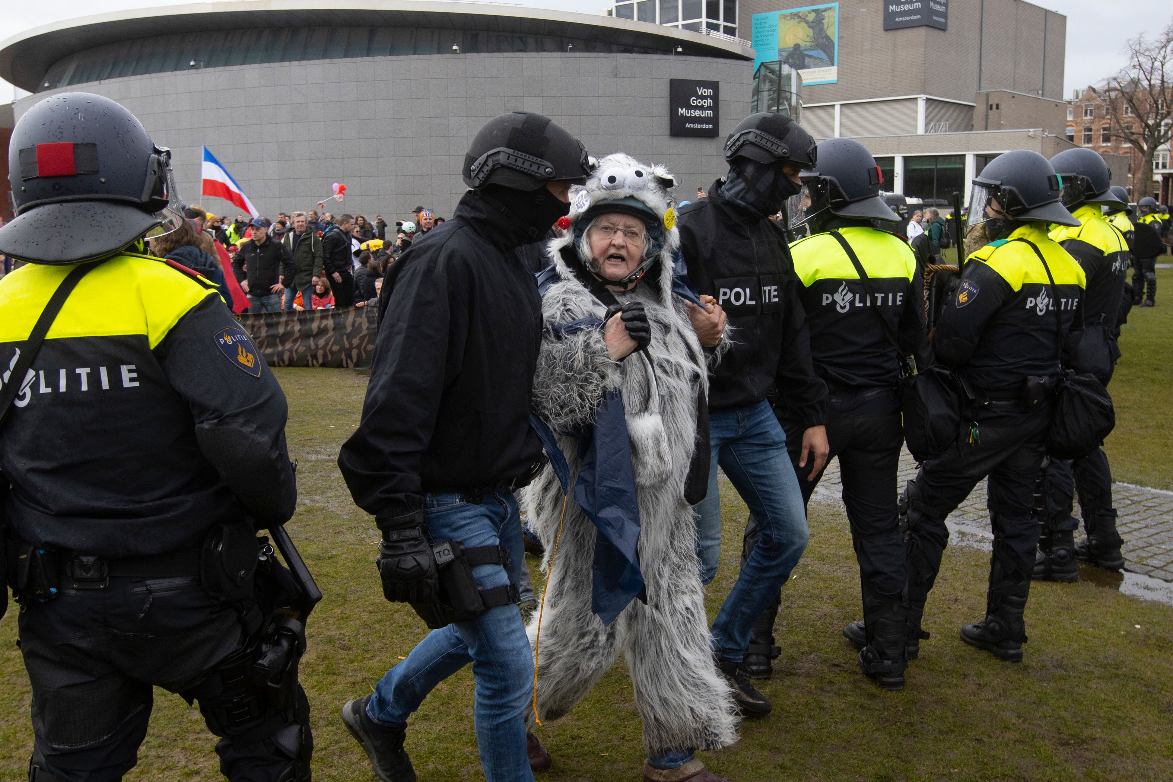 Gegen Corona-Maßnahmen: Tausende Menschen in Europa demonstrieren