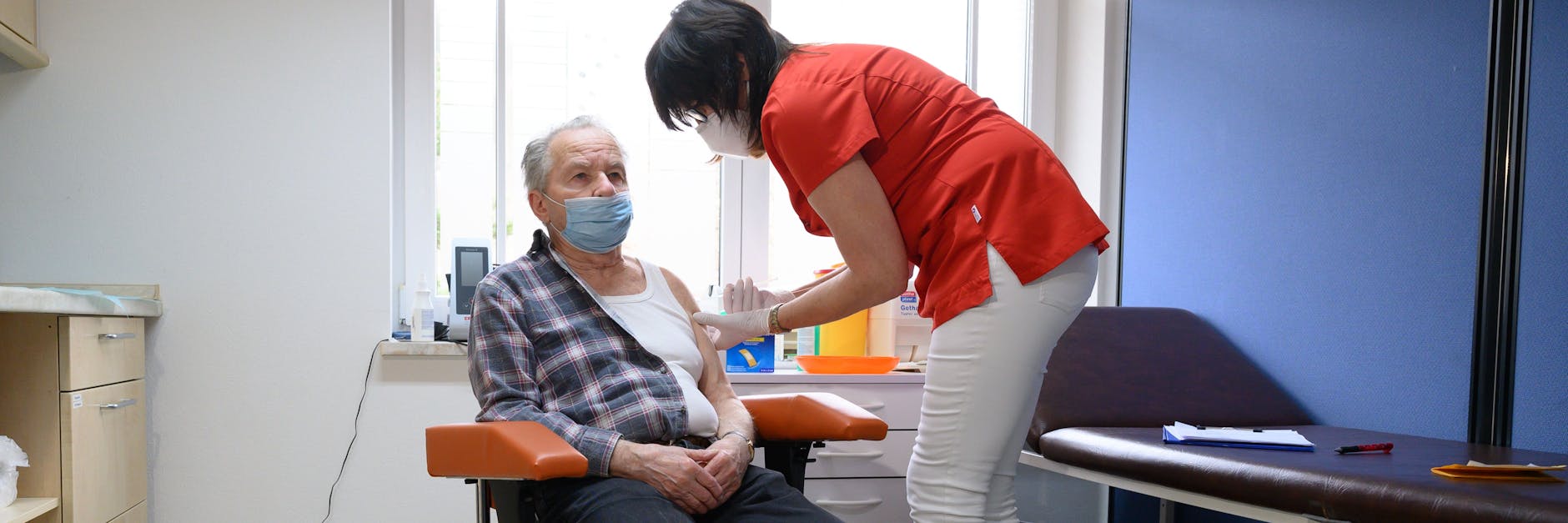 In Pilotprojekten wie hier in Sachsen starteten Arztpraxen schon mit Corona-Impfungen. Nach Ostern soll es bundesweit losgehen.
