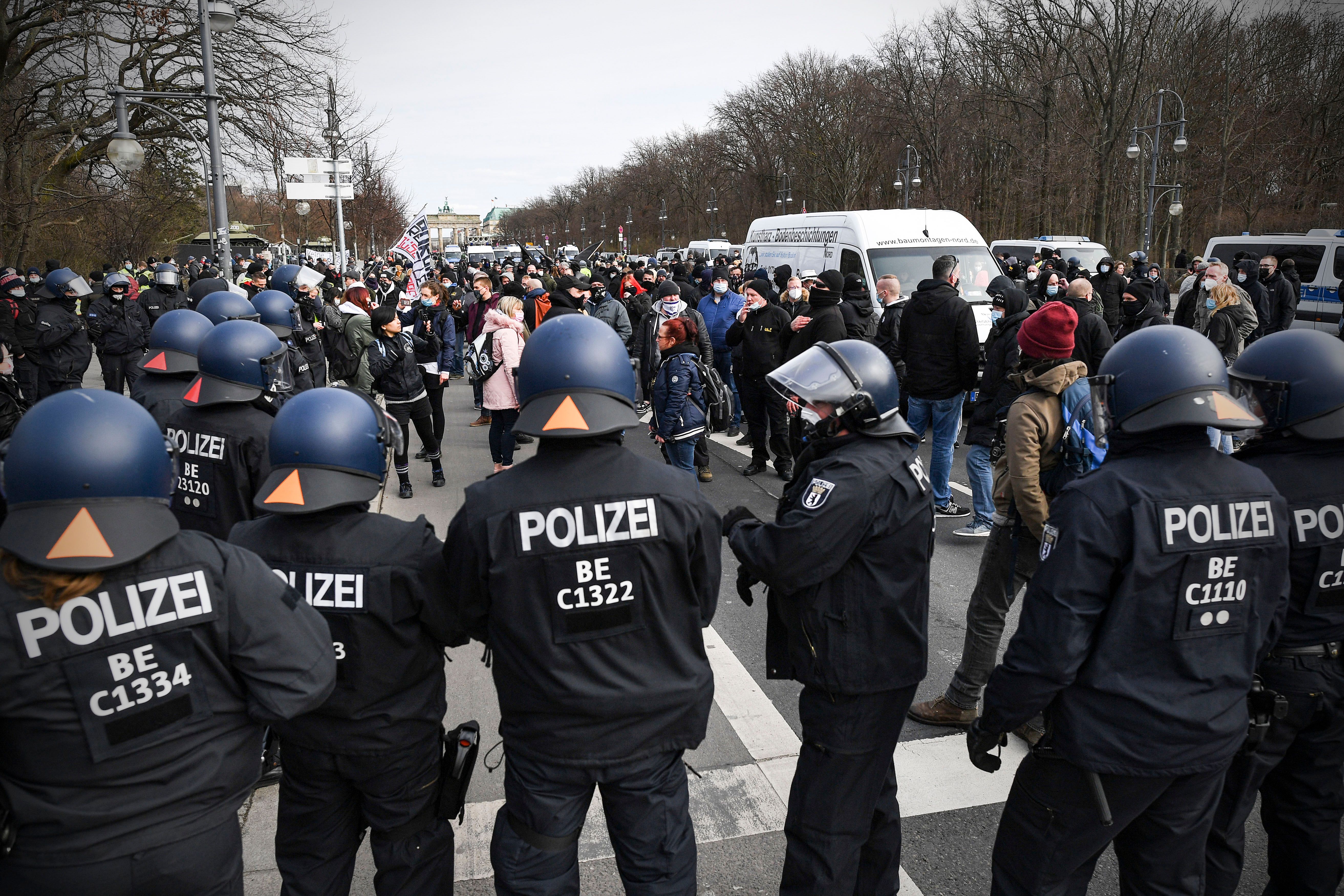 Festnahmen und Rangeleien: Polizei löst Demo von Rechtsextremen in Berlin auf