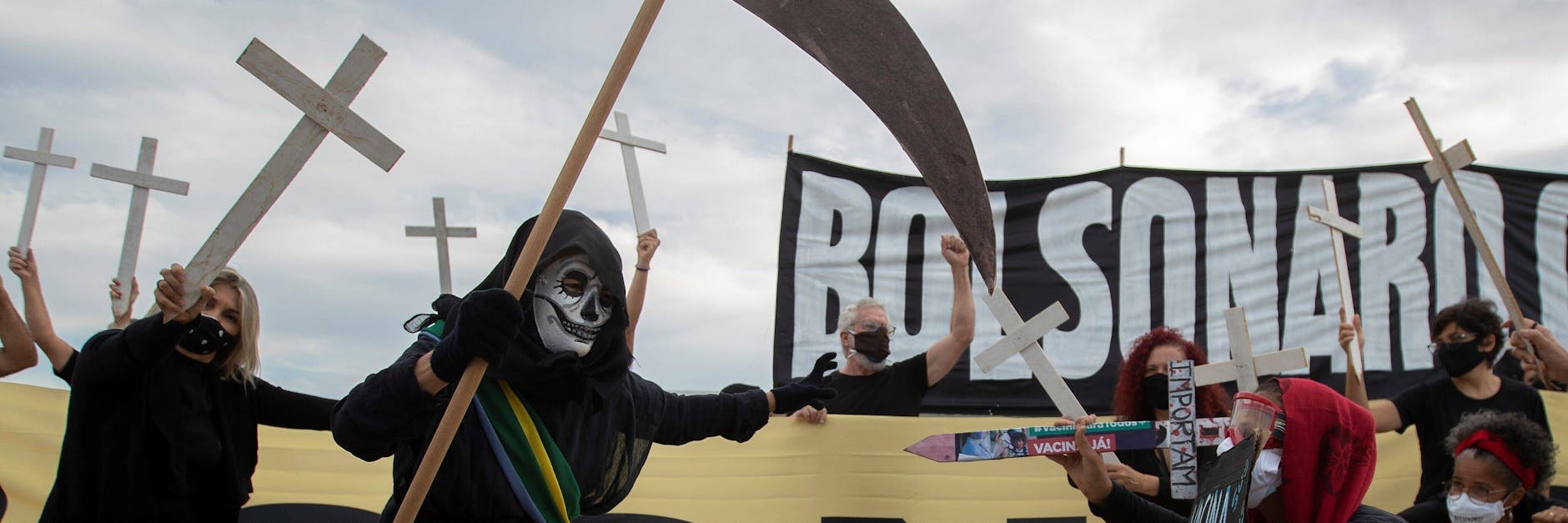 Menschen demonstrieren gegen Präsident Jair Bolsonaro, der die Pandemie immer wieder geleugnet und verharmlost hat.
