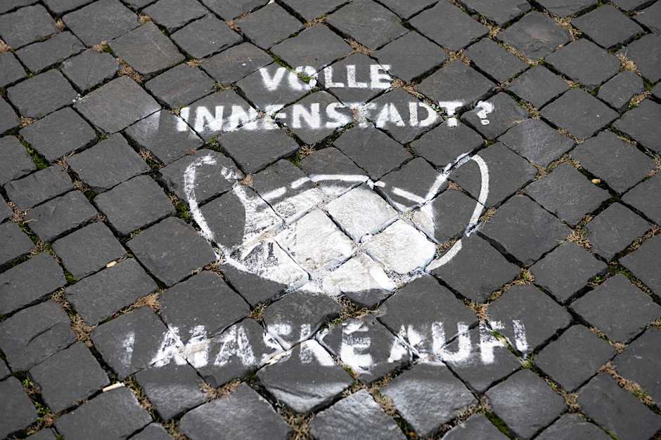 Dieses Piktogramm mahnt die Einhaltung der Maskenpflicht an (Symbolbild).