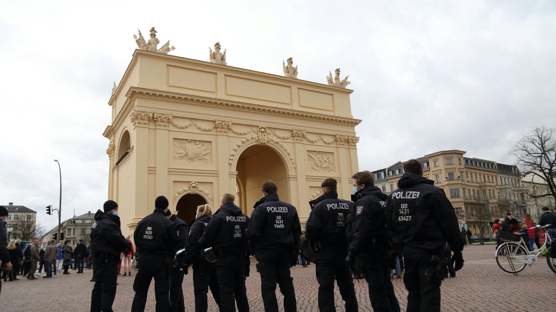 Einsatzkräfte der Polizei Brandenburg bei einem früheren Einsatz im Rahmen von Protesten gegen die Corona-Maßnahmen am Brandenburger Tor in Potsdam.