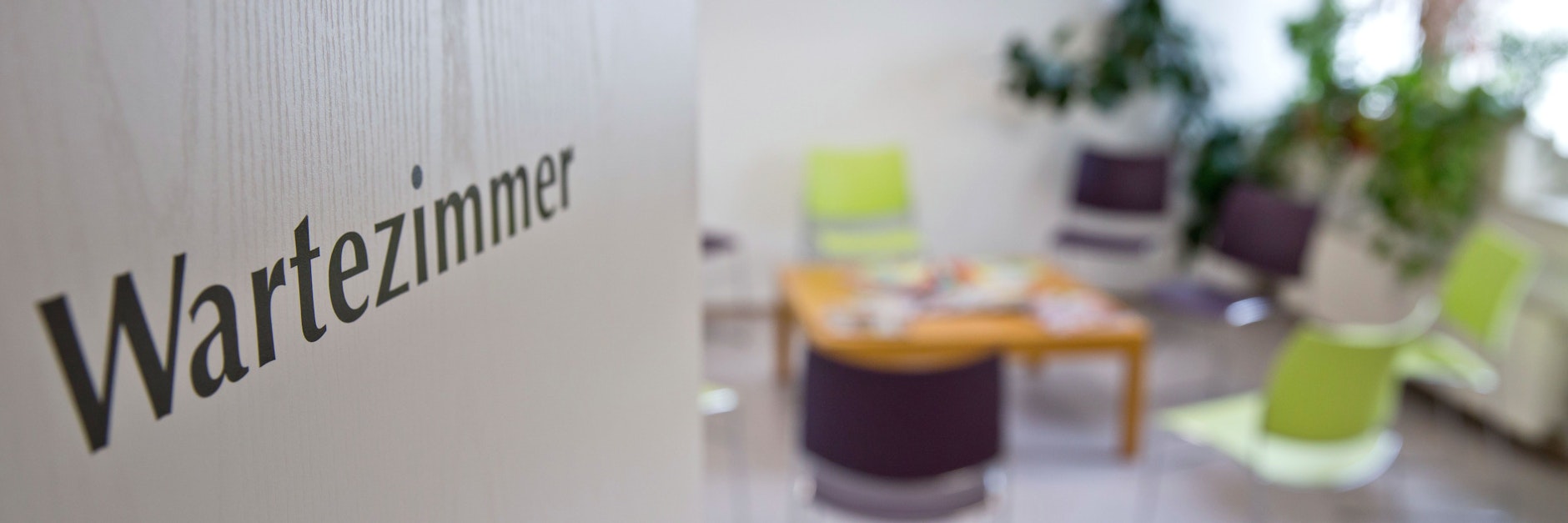 Ein Wartezimmer einer Arztpraxis. (Symbolbild)