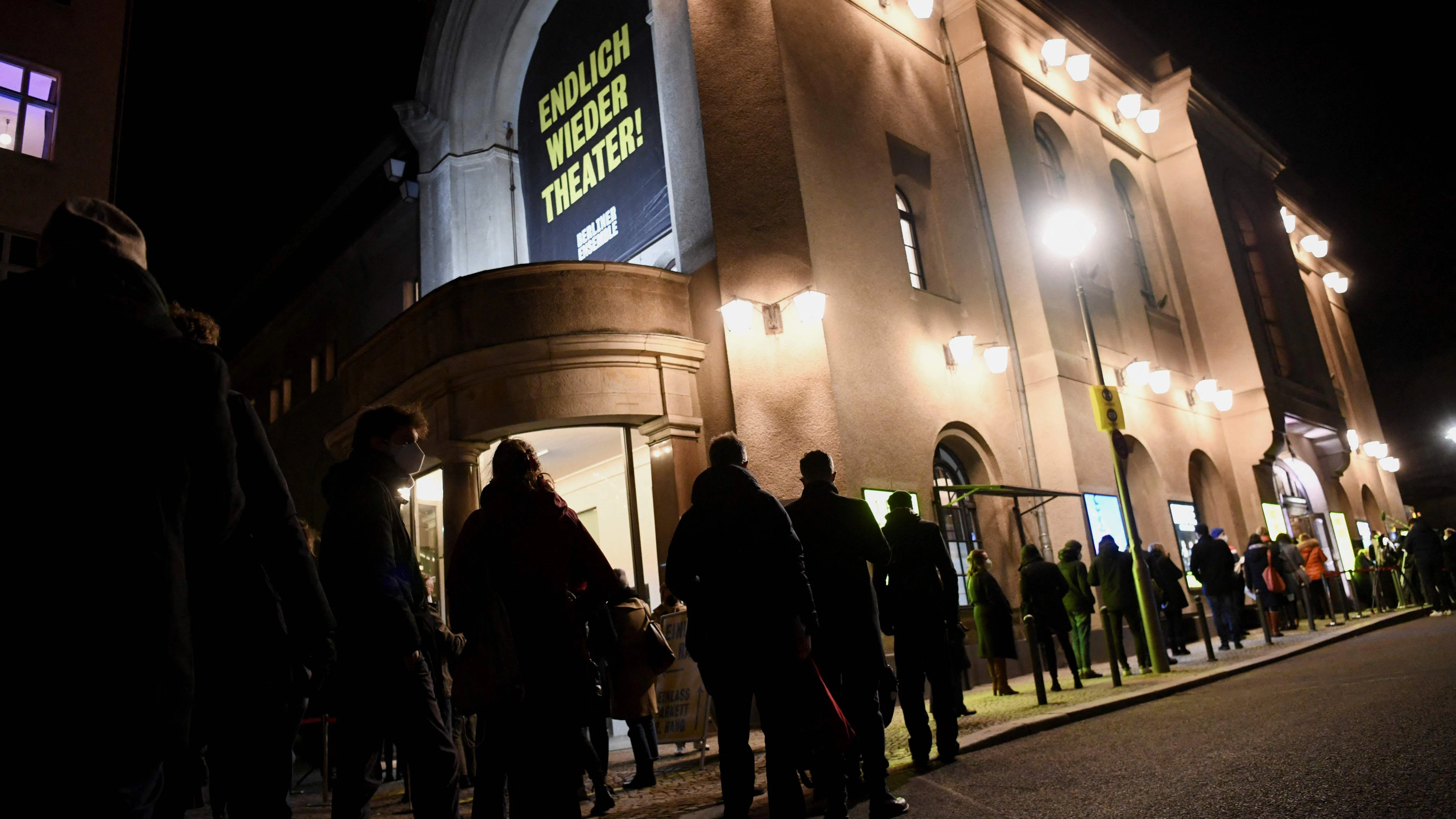 Menschenschlangen vor dem Theater.