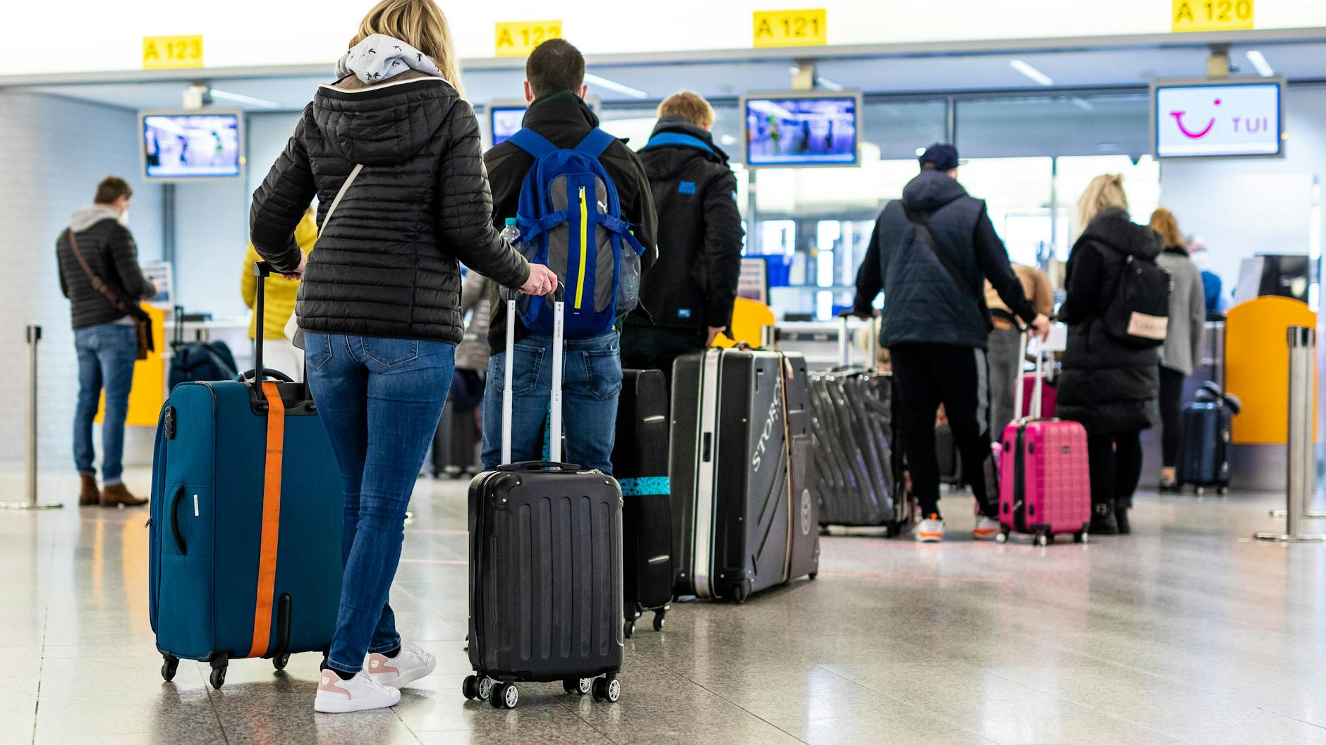 Die ersten Urlauber flogen am Sonntag nach Mallorca. 