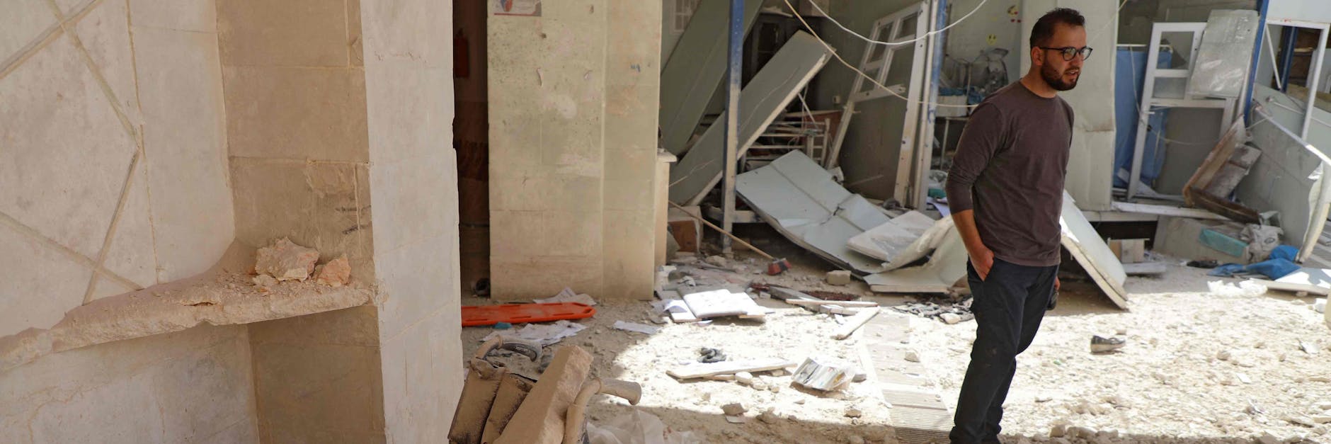 Ein Mann steht in den Trümmern des Krankenhauses nahe Aleppo.