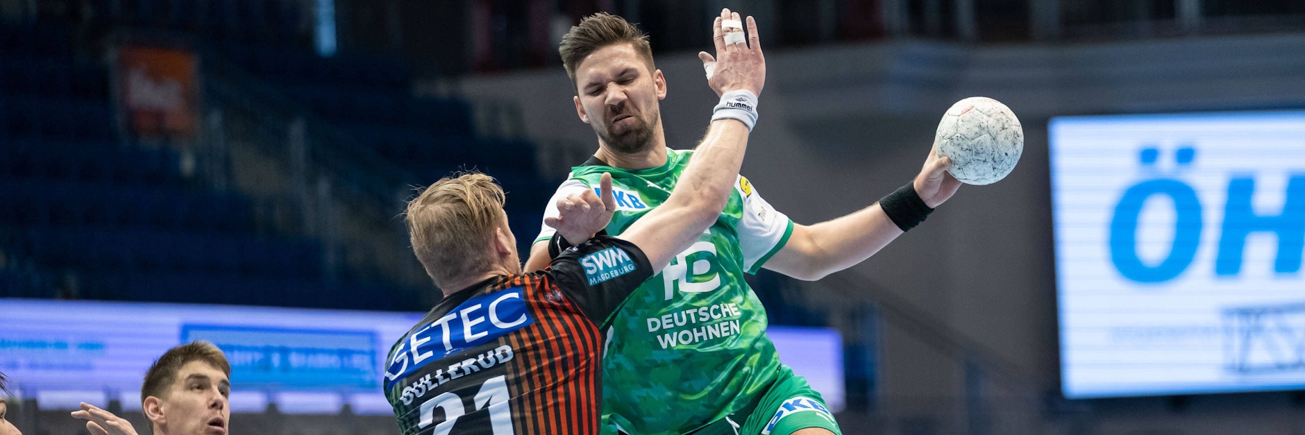 Fuchs Fabian Wiede versucht sich gegen&nbsp; Magdeburgs Magnus Gullerud.