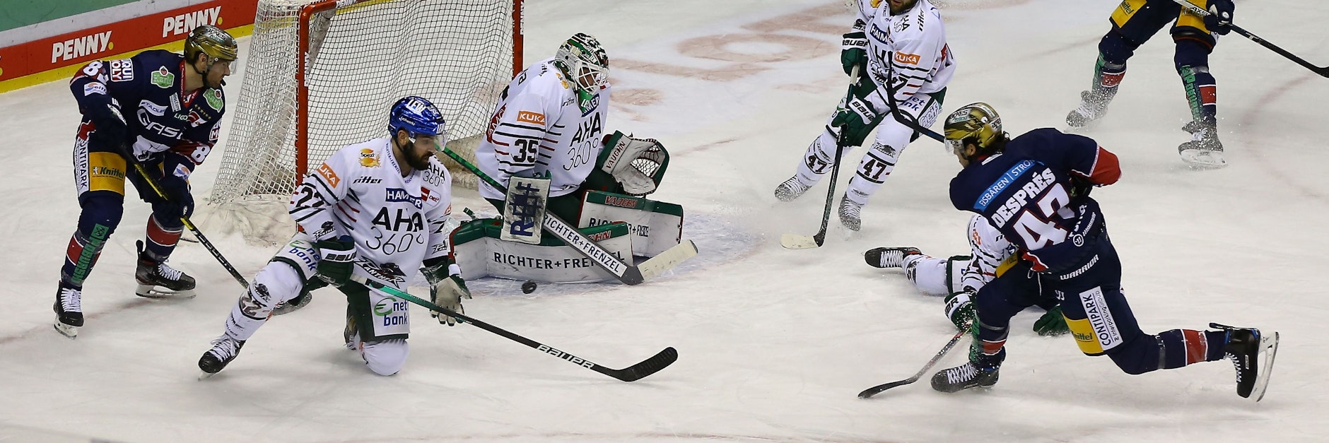 Simon Després (Nr. 47) erzielt das 4:3 für die Eisbären, stellt damit die Weichen auf Sieg.