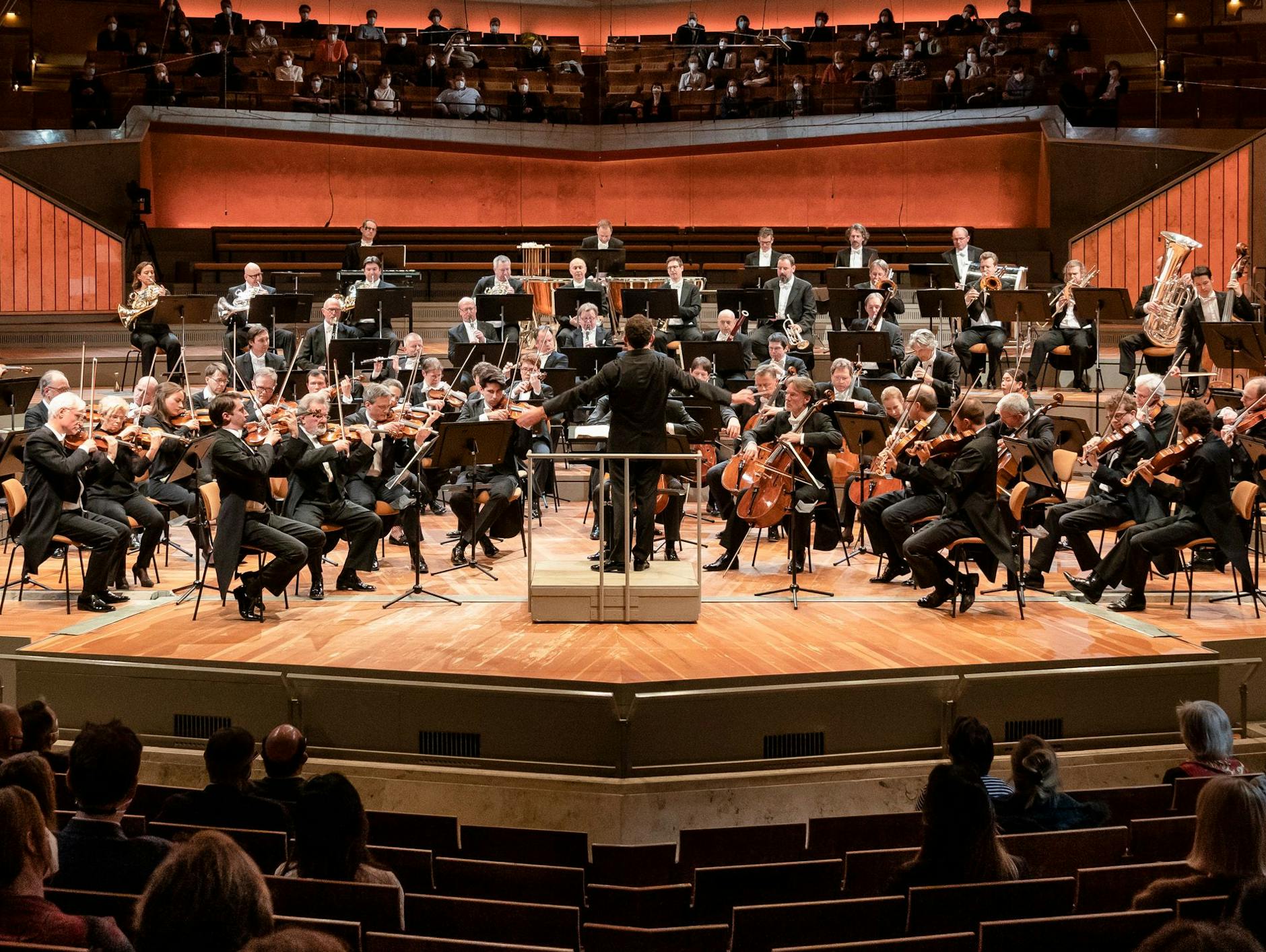 Das erste Livekonzert seit viereinhalb Monaten: Die Berliner Philharmoniker spielen Tschaikowsky.