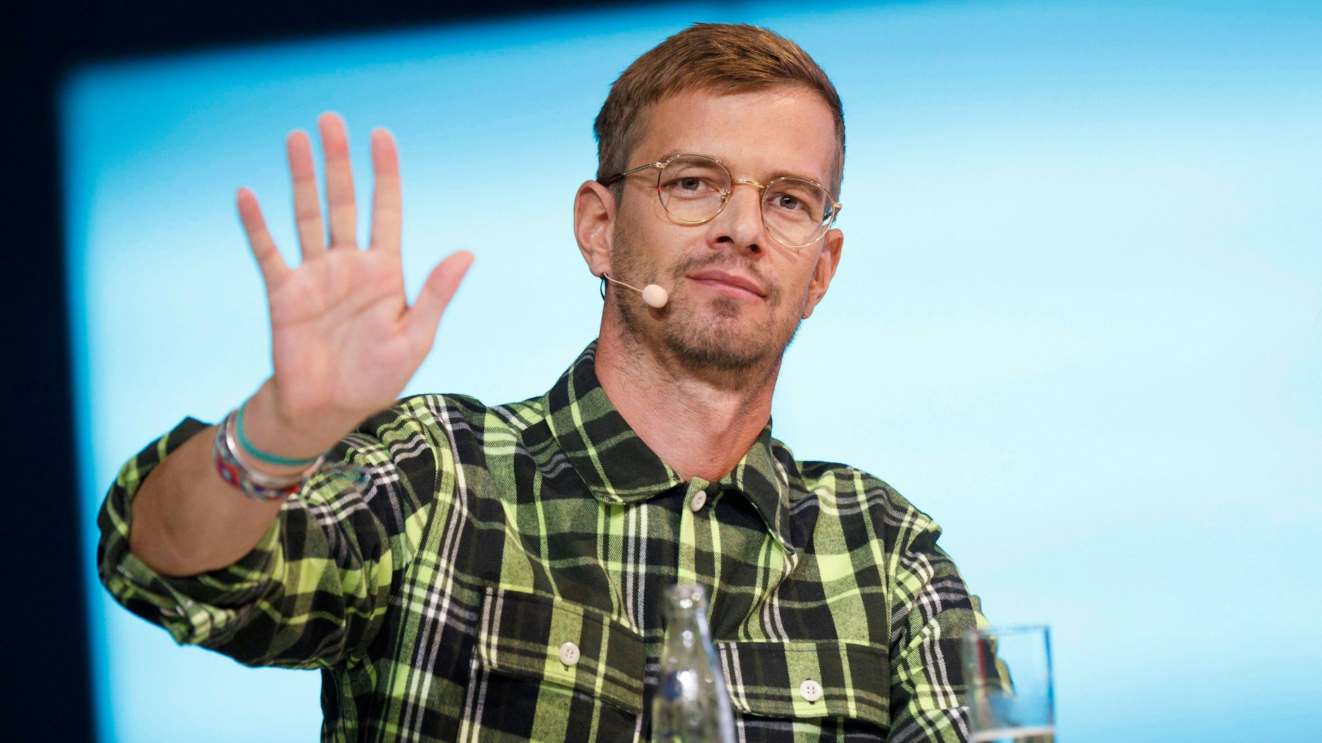 Joko Winterscheidt sitzt bei „The Masked Singer“ am Jury-Pult.