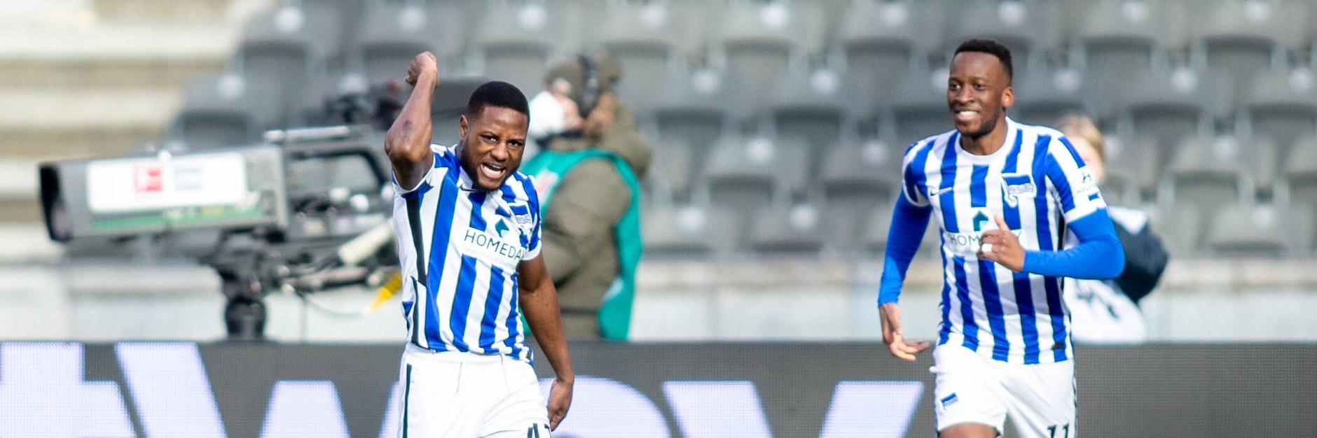 Deyo Zeefuik jubelt über seinen ersten Hertha-Treffer. Das Traumtor des Niederländers brachte die Fans, aber auch Dodi Lukebakio (r.) zum Staunen. 