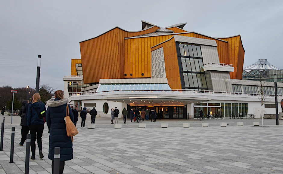 Menschen warten vor der Berliner Philharmonie.