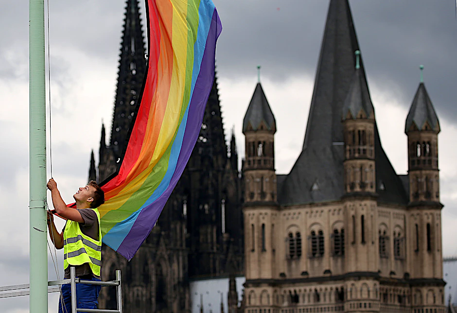 Die Regenbogenfarbe vor der Kulisse des Kölner Doms und der Kirche Groß St. Martin.&nbsp;
