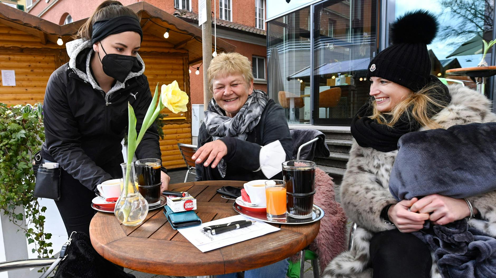 In Tübingen ist es möglich: Wieder einen Kaffee im Café im Freien trinken - das genießen hier Franziska Noest und ihre Tochter Conny. 