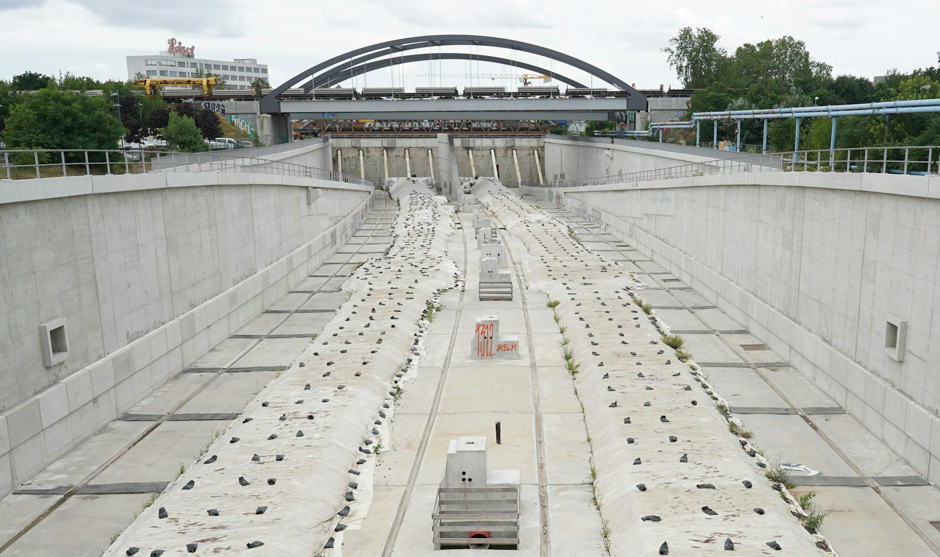 Weitermachen oder aufgeben und zurückbauen? Die Trasse der A100 zwischen Neukölln und Treptower Park, die eine bessere Anbindung an die östliche Innenstadt schaffen soll.