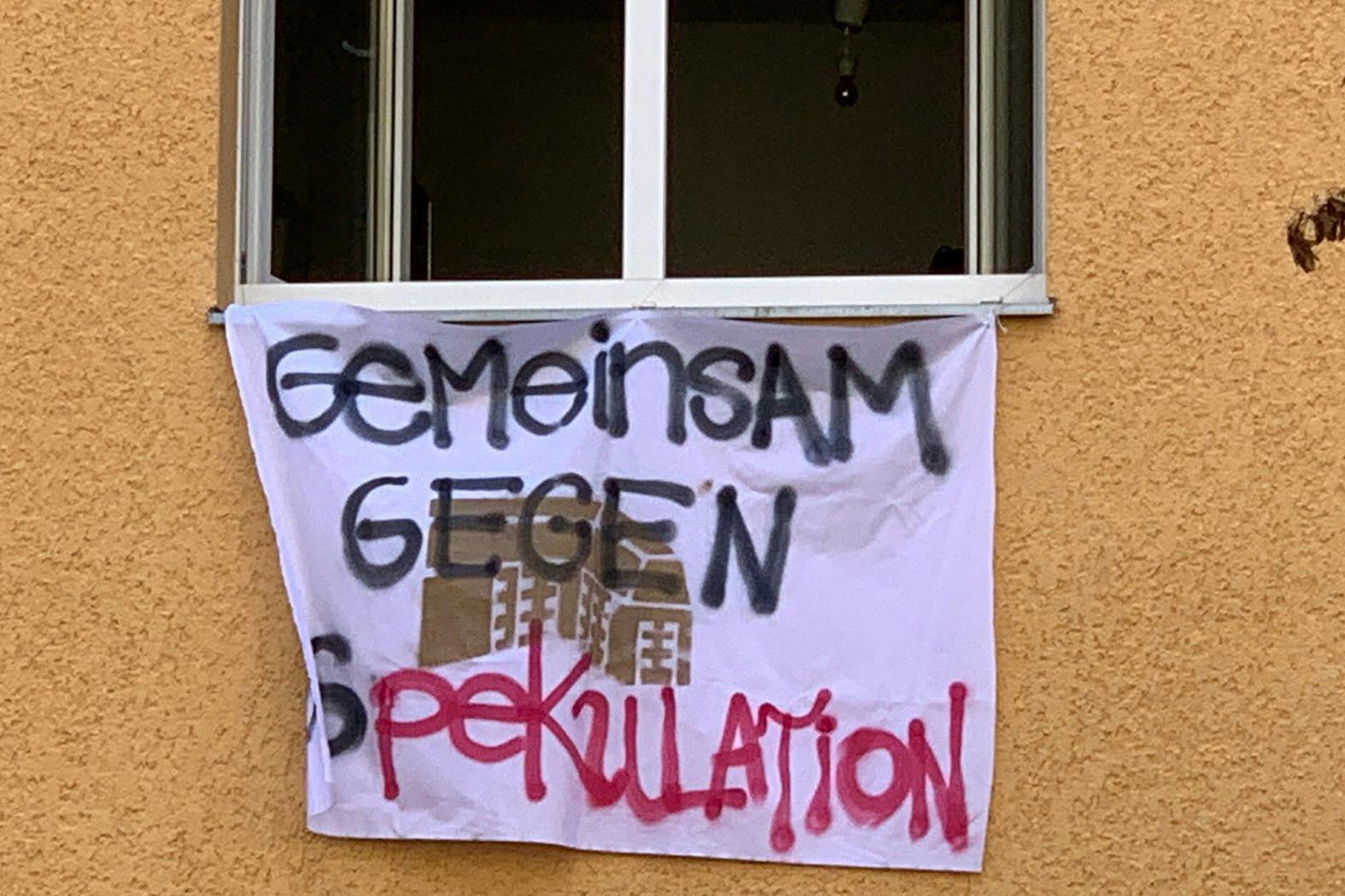 Mieter, deren Häuser an private Erwerber verkauft werden sollen, hoffen meist, dass die Bezirke ihr Vorkaufsrecht ausüben – um in die Hände eines sozial verantwortlichen Unternehmens zu kommen.