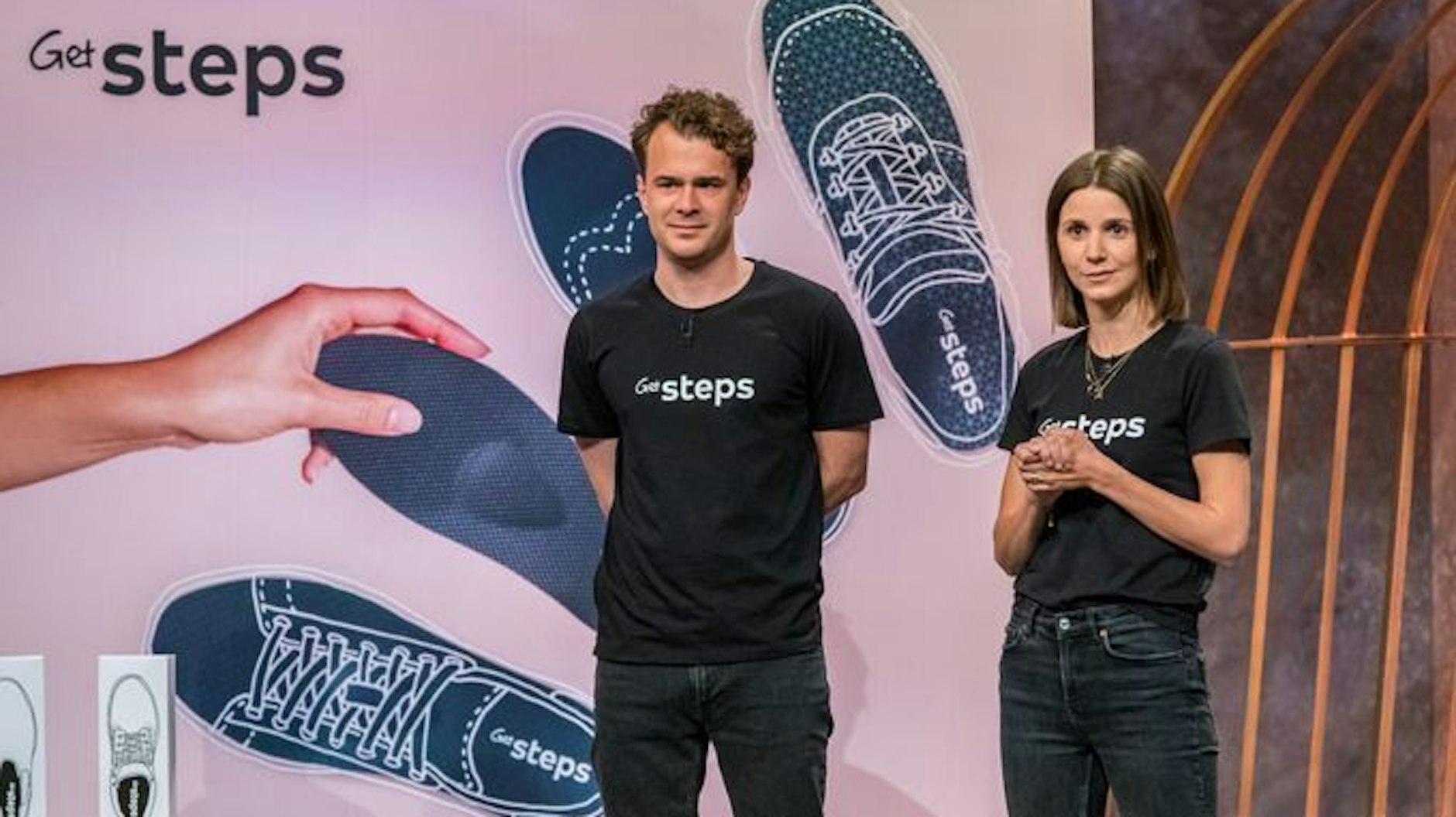 Annika Wolf und Vincent Hoursch preisen ihre orthopädischen Schuheinlagen an.&nbsp;