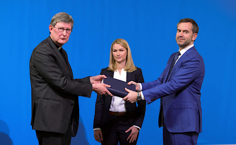 Kerstin Stirner und Björn Gercke überreichen den Missbrauchsbericht an Rainer Maria Kardinal Woelki (l.).